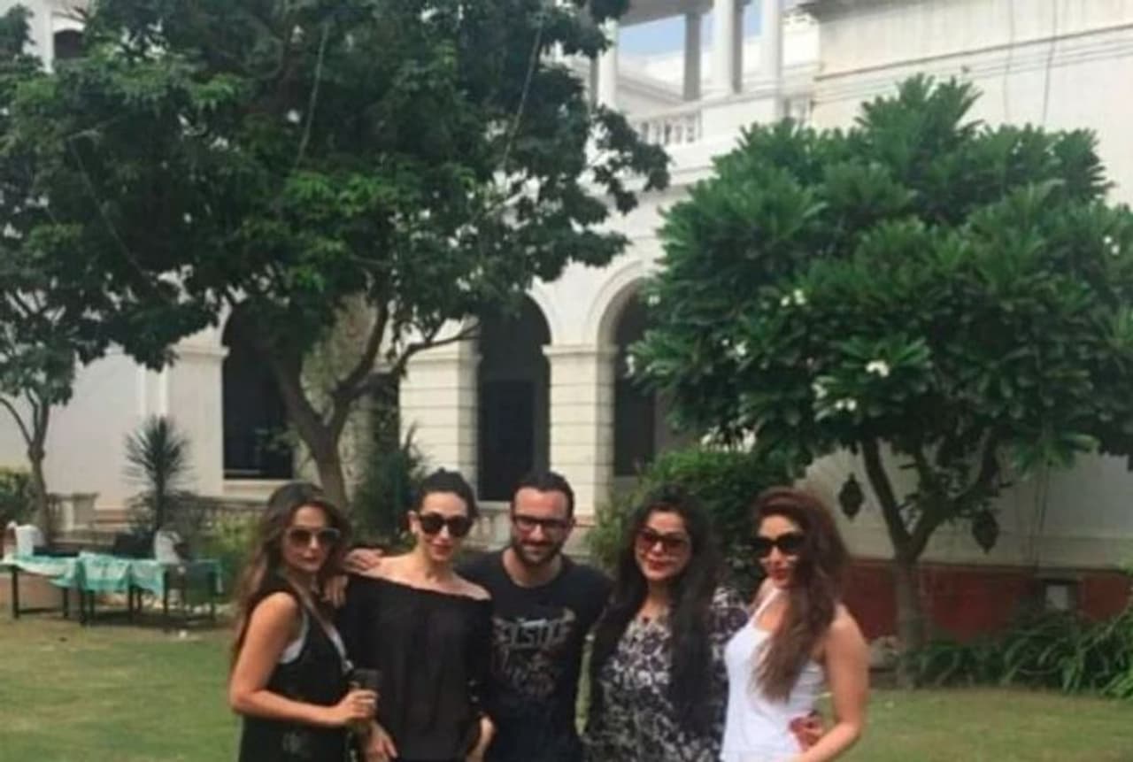 <p>నేడు వారిద్దరూ విలాసవంతమైన జీవితాన్ని గడుపుతున్నారు, కానీ ఈ జంట నివసించే పటౌడి ప్యాలెస్ గురించి మీకు తెలుసా? మీరు అందులో ఉండే ఫోటోలను చూశారా? ఈ విలాసవంతమైన ప్యాలెస్ గురించి తెలిస్తే మీరు ఆశ్చర్యపోవాల్సిందే...</p> <p>నేడు వారిద్దరూ విలాసవంతమైన జీవితాన్ని గడుపుతున్నారు, కానీ ఈ జంట నివసించే పటౌడి ప్యాలెస్ గురించి మీకు తెలుసా? మీరు అందులో ఉండే ఫోటోలను చూశారా? ఈ విలాసవంతమైన ప్యాలెస్ గురించి తెలిస్తే మీరు ఆశ్చర్యపోవాల్సిందే...</p>