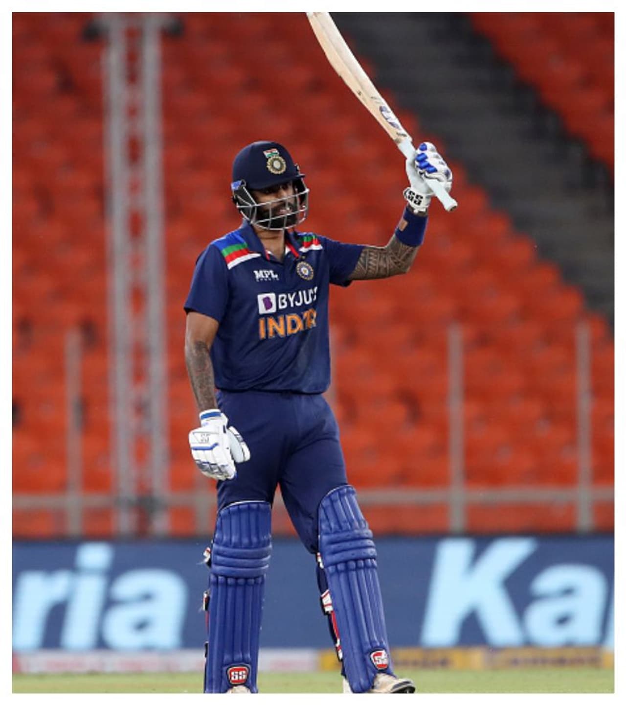 <p>బ్యాటింగ్ ఆర్డర్లో ప్రమోషన్ పొందిన సూర్యకుమార్ యాదవ్, విరాట్ కోహ్లీ బ్యాటింగ్కి వచ్చే వన్డౌన్లో వచ్చి 31 బంతుల్లో 6 ఫోర్లు, 3 సిక్సర్లతో 57 పరుగులు చేశాడు.. రెండో టీ20 మ్యాచ్లో సూర్యకుమార్ యాదవ్ ఆరంగ్రేటం చేసినా, బ్యాటింగ్ ఆడే అవకాశం రాలేదు...</p> <p>బ్యాటింగ్ ఆర్డర్లో ప్రమోషన్ పొందిన సూర్యకుమార్ యాదవ్, విరాట్ కోహ్లీ బ్యాటింగ్కి వచ్చే వన్డౌన్లో వచ్చి 31 బంతుల్లో 6 ఫోర్లు, 3 సిక్సర్లతో 57 పరుగులు చేశాడు.. రెండో టీ20 మ్యాచ్లో సూర్యకుమార్ యాదవ్ ఆరంగ్రేటం చేసినా, బ్యాటింగ్ ఆడే అవకాశం రాలేదు...</p>