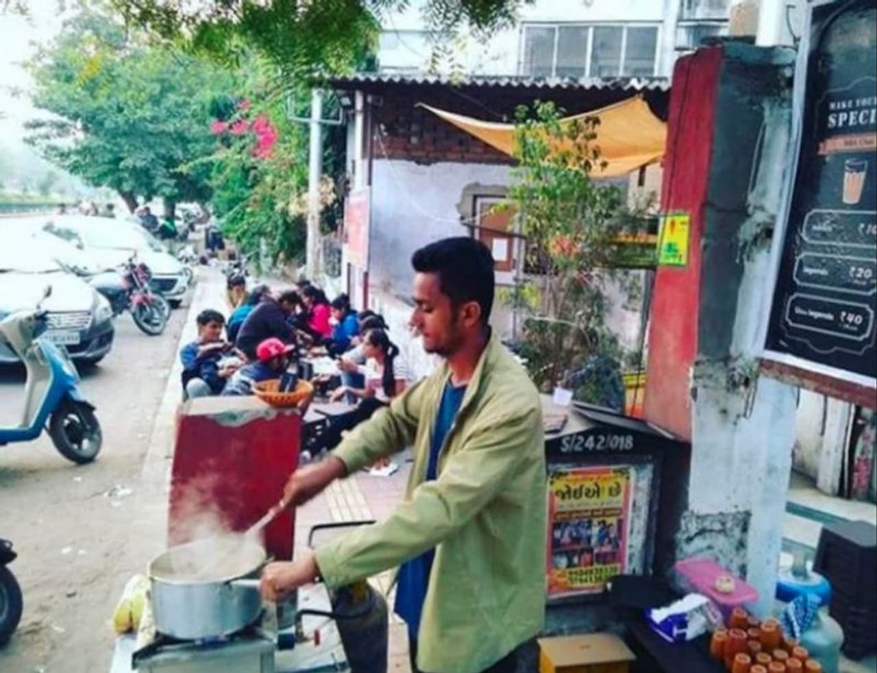 <p>చదువు మధ్యలోనే ఆపేసిన ఈ 22 ఏళ్ల యువకుడు.. ఇప్పుడు టి వ్యాపారంతో కోట్లు సంపాదిస్తున్నాడు..</p> <p>చదువు మధ్యలోనే ఆపేసిన ఈ 22 ఏళ్ల యువకుడు.. ఇప్పుడు టి వ్యాపారంతో కోట్లు సంపాదిస్తున్నాడు..</p>