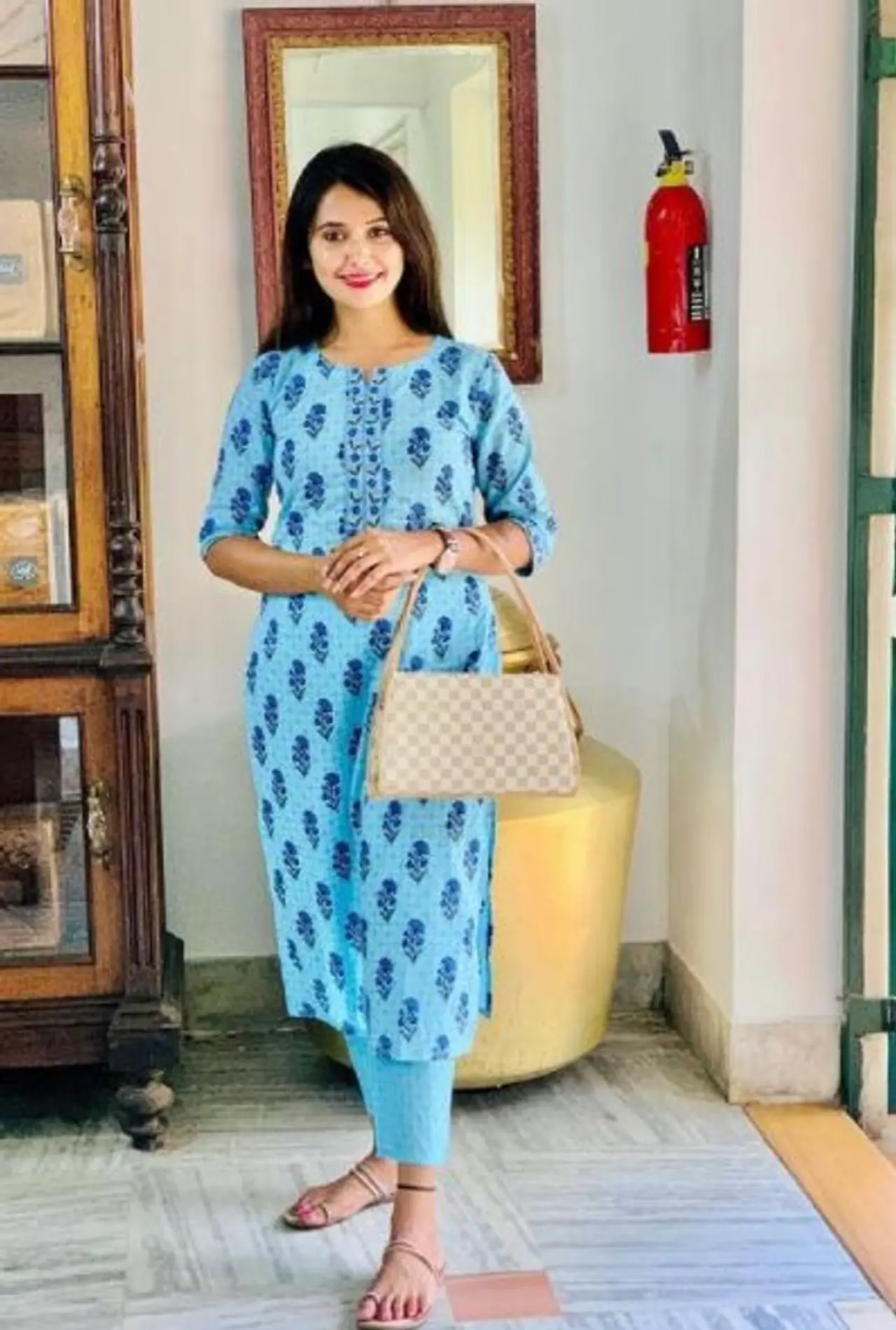 <p>ಮೊದಲು ಗಾಂಧಾರಿ ಎಂಬ ಧಾರಾವಾಹಿಯಲ್ಲಿ ಮಿಂಚಿ, ನಂತರ ರಾಥಾ ರಮಣ ಮೂಲಕ ತಮ್ಮ ಪ್ರತಿಭೆ ಅನಾವರಣಗೊಳಿಸಿದ ಕಾವ್ಯಾ ಗೌಡ ಮದುವೆಯಾಗುತ್ತಿರುವ ಬಗ್ಗೆ ಚಾಟ್ ಕಾರ್ನರ್ನಲ್ಲಿ ಸುಳಿವು ನೀಡಿದ್ದಾರೆ. ತಮ್ಮನ್ನು ವರಿಸುವ ಹುಡುಗನಿಗೆ ಬೇಕಾಗಿರುವ ಕ್ವಾಲಿಟೀಸ್ ಏನು ಎಂದು ನಿರೂಪಕ ಚಂದನ್ ಪ್ರಶ್ನೆ ಮಾಡಿದ್ದಕ್ಕೆ ಅಷ್ಟೇ ಸಹನೆಯಿಂದ ಉತ್ತರಿಸಿದ್ದಾರೆ.</p> <p>ಮೊದಲು ಗಾಂಧಾರಿ ಎಂಬ ಧಾರಾವಾಹಿಯಲ್ಲಿ ಮಿಂಚಿ, ನಂತರ ರಾಥಾ ರಮಣ ಮೂಲಕ ತಮ್ಮ ಪ್ರತಿಭೆ ಅನಾವರಣಗೊಳಿಸಿದ ಕಾವ್ಯಾ ಗೌಡ ಮದುವೆಯಾಗುತ್ತಿರುವ ಬಗ್ಗೆ ಚಾಟ್ ಕಾರ್ನರ್ನಲ್ಲಿ ಸುಳಿವು ನೀಡಿದ್ದಾರೆ. ತಮ್ಮನ್ನು ವರಿಸುವ ಹುಡುಗನಿಗೆ ಬೇಕಾಗಿರುವ ಕ್ವಾಲಿಟೀಸ್ ಏನು ಎಂದು ನಿರೂಪಕ ಚಂದನ್ ಪ್ರಶ್ನೆ ಮಾಡಿದ್ದಕ್ಕೆ ಅಷ್ಟೇ ಸಹನೆಯಿಂದ ಉತ್ತರಿಸಿದ್ದಾರೆ.</p>