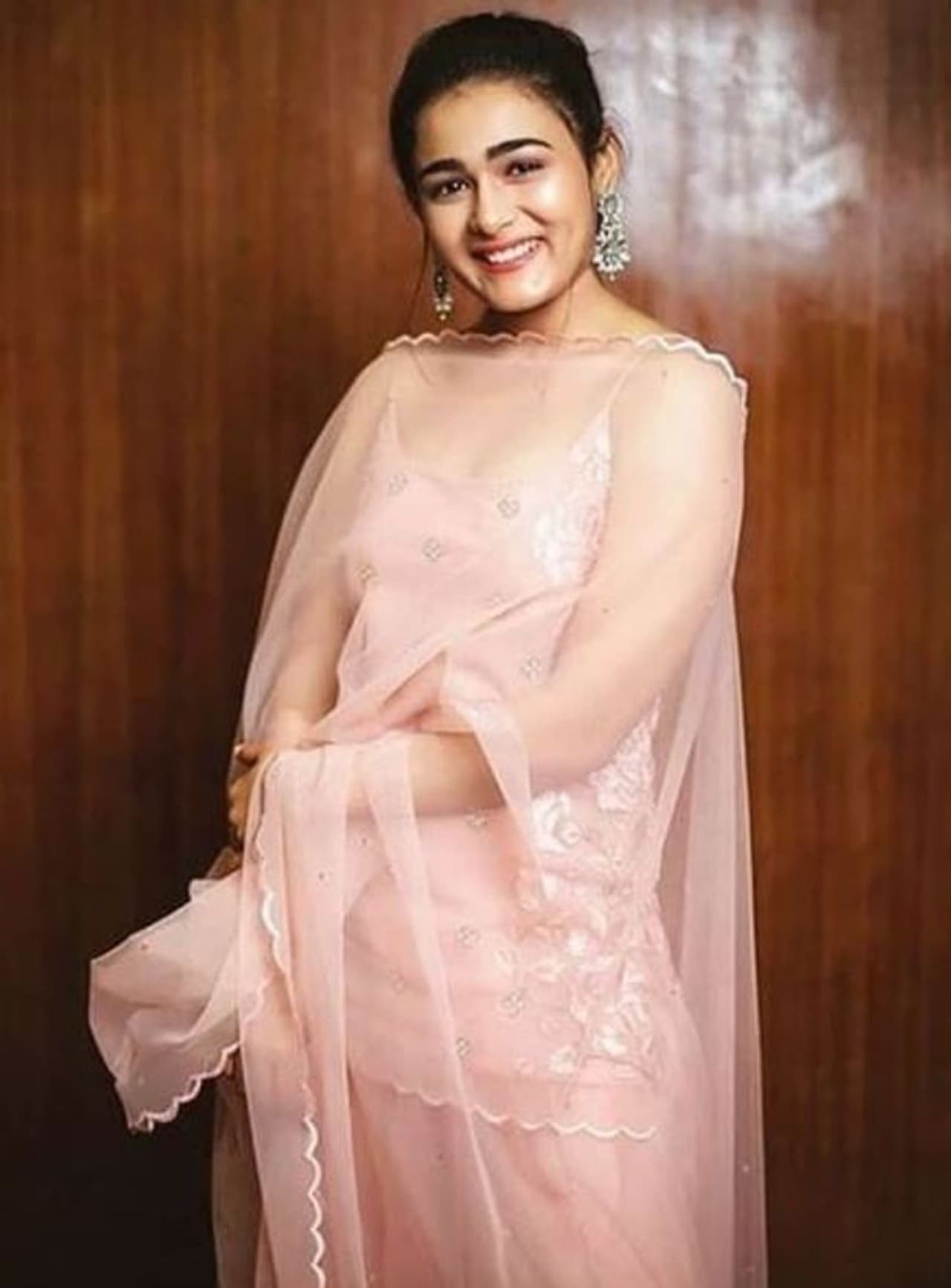 <p>நடிகர் விஜய் தேவரகொண்டா நடிப்பிலில், நடந்த 2017 ஆம் ஆண்டு வெளியான 'அர்ஜுன் ரெட்டி' படத்தில் அவருக்கு ஜோடியாக அறிமுகமானவர், ஷாலினி பாண்டே... தமிழிலும், 100 % காதல், கொரில்லா, மற்றும் நிசப்தம் ஆகிய படங்களில் நடித்தார். தற்போது பாலிவுட் திரையுலகிலும் பிஸியாக நடித்து வருகிறார்.</p>