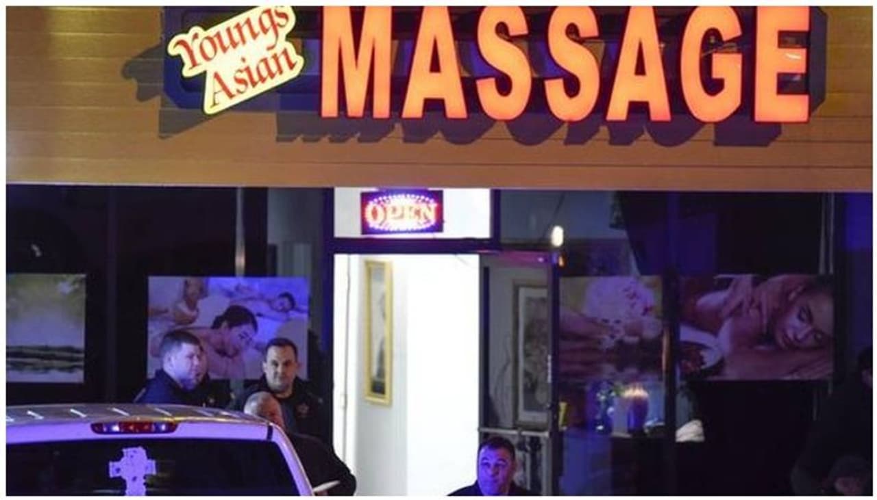 <p>കൂട്ടകൊലയ്ക്ക് ഉത്തരവാദിയെന്ന് സംശയിക്കുന്ന 21 കാരനെ തെക്ക് പടിഞ്ഞാറൻ ജോർജിയയിൽ നിന്ന് മണിക്കൂറുകൾക്ക് ശേഷം അറസ്റ്റ് ചെയ്യുന്നു. ഇതിന് മുമ്പ് ഇയാള് അറ്റ്ലാന്റയിലെ മൂന്ന് മസാജ് പാര്ലറുകളിലെത്തി അക്രമണം നടത്തുകയും എട്ട് സ്ത്രീകളെ കൊല്ലുകളയും ചെയ്തത്. </p> <p>കൂട്ടകൊലയ്ക്ക് ഉത്തരവാദിയെന്ന് സംശയിക്കുന്ന 21 കാരനെ തെക്ക് പടിഞ്ഞാറൻ ജോർജിയയിൽ നിന്ന് മണിക്കൂറുകൾക്ക് ശേഷം അറസ്റ്റ് ചെയ്യുന്നു. ഇതിന് മുമ്പ് ഇയാള് അറ്റ്ലാന്റയിലെ മൂന്ന് മസാജ് പാര്ലറുകളിലെത്തി അക്രമണം നടത്തുകയും എട്ട് സ്ത്രീകളെ കൊല്ലുകളയും ചെയ്തത്. </p>