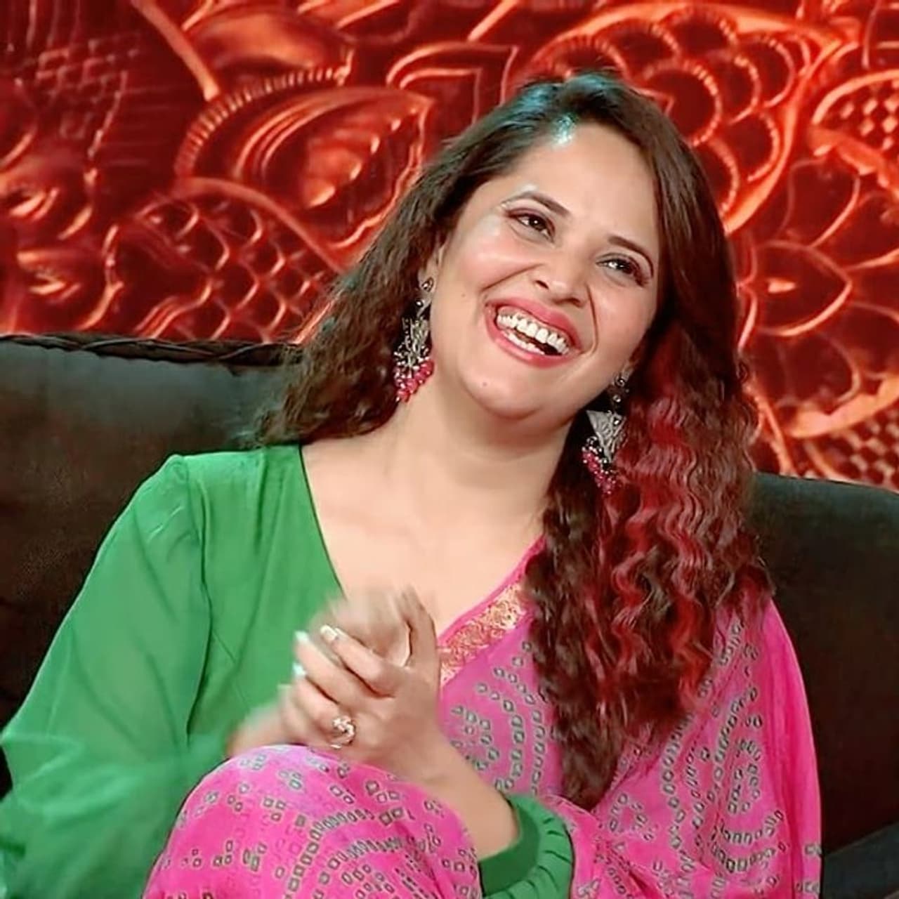 అనసూయ `జబర్దస్త్` షో కోసం గ్లామరస్‌గా ముస్తాబవుతుంది. తన అందాలను కెమెరా ముందు ఆరబోస్తూ పోజులిస్తుంటుంది.