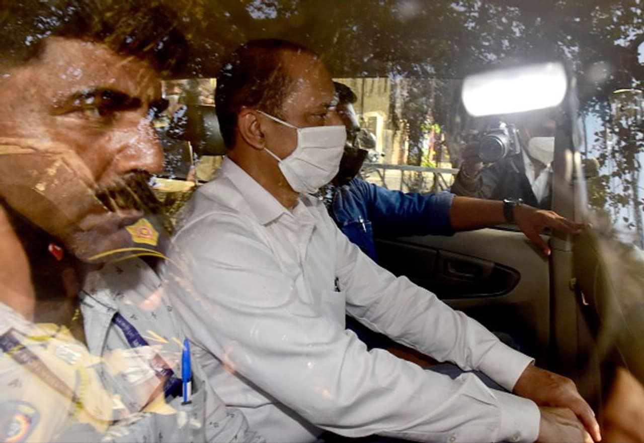 <p>ಮತ್ತೊಮ್ಮೆ ಸೂಪರ್‌ ಕಾಪ್‌ನಂತೆ ಕಾಣಿಸಿಕೊಳ್ಳಲಿಚ್ಛಿಸಿದ್ದರು ಸಚಿನ್: ಸಚಿನ್ ವಾಜೆ ಸೂಪರ್‌ ಕಾಪ್‌ ಎಂದೇ ಪ್ರಸಿದ್ಧಿ ಪಡೆದವರು. 2000ನೇ ಇಸವಿಗಿಂತ ಮುನ್ನ ಎನ್‌ಕೌಂಟರ್‌ ಮಾಡಿ ಪತ್ರಿಕೆ ಸುದ್ದಿ ಚಾನೆಲ್‌ ಇವುಗಳಲ್ಲಿ ಕಾಣಿಸಿಕೊಳ್ಳುವುದೆಂದರೆ ಅವರಿಗೆ ಬಹಳ ಇಷ್ಟವಾಗುತ್ತಿತ್ತು. ಅವರು ಈವರೆಗೆ ಒಟ್ಟು 63 ಎನನ್‌ಕೌಂಟರ್‌ ಮಾಡಿದ್ದಾರೆನ್ನಲಾಗಿದೆ. ಆದರೆ 2004ರ ಬಳಿಕ ಇದೆಲ್ಲವೂ ಏಕಾಏಕಿ ಮಾಯವಾಯ್ತು. ಅವರನ್ನು ಪೊಲೀಸ್ ಇಲಾಖೆಯಿಂದ ಅಮಾನತ್ತುಗೊಳಿಸಲಾಯ್ತು.&nbsp;</p>