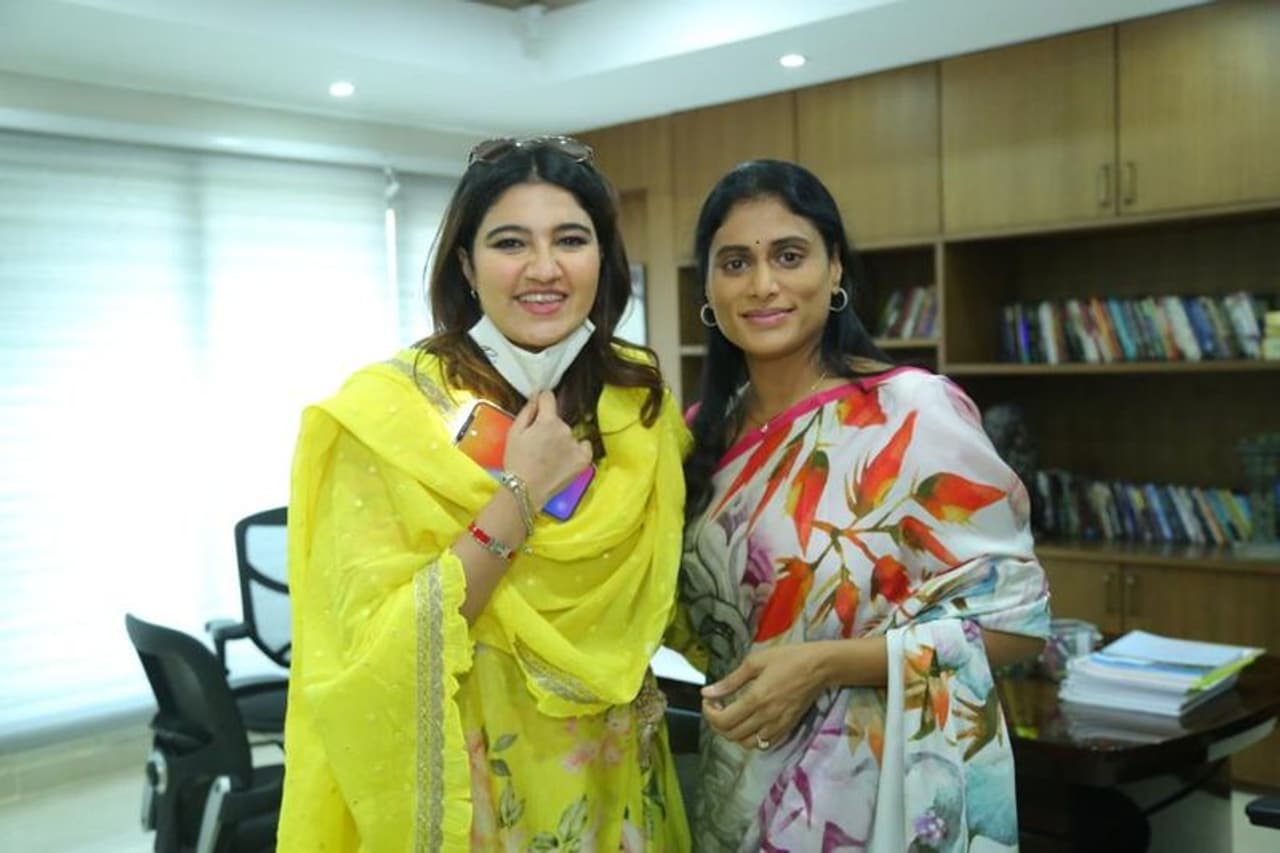 లోట‌స్ పాండ్ లో వైఎస్ ష‌ర్మిలను క‌లిశారు సానియా మీర్జా సోదరి ఆనం మీర్జా