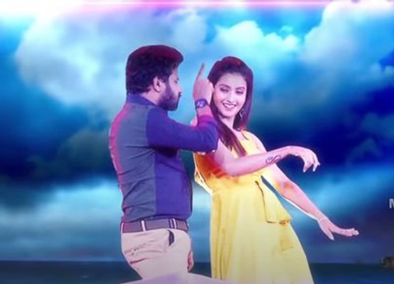 `ఢీ`లో కింగ్స్, క్వీన్స్ టీమ్ లీడర్స్ గా ఉన్న సుడిగాలి సుధీర్, హైపర్ ఆది, రష్మీ గౌతమ్, దీపికా పిల్లి మధ్య ఏదో జరుగుతుందనే వార్తలు వినిపిస్తున్నాయి. `ఢీ`లో కింగ్స్, క్వీన్స్ టీమ్ లీడర్స్ గా ఉన్న సుడిగాలి సుధీర్, హైపర్ ఆది, రష్మీ గౌతమ్, దీపికా పిల్లి మధ్య ఏదో జరుగుతుందనే వార్తలు వినిపిస్తున్నాయి.