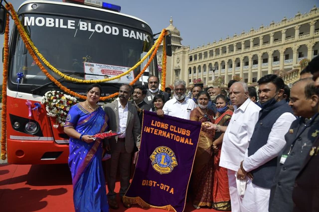 <p>ಶುಕ್ರವಾರ ವಿಧಾನಸೌಧ ಆವರಣದಲ್ಲಿ ನಡೆದ ಕಾರ್ಯಕ್ರಮದಲ್ಲಿ ಲಯನ್ಸ್‌ ಕ್ಲಬ್‌ನ ಅಂತಾರಾಷ್ಟ್ರೀಯ ಜಿಲ್ಲೆ 317ರ ಮೂರು ಸಂಚಾರಿ ರಕ್ತ ಸಂಗ್ರಹಣೆ ಮತ್ತು ಸಾಗಾಣಿಕೆ ಬಸ್‌ಗಳಿಗೆ ಹಸಿರು ನಿಶಾನೆ ತೋರಿಸುವ ಮೂಲಕ ಚಾಲನೆ ನೀಡಿ ಮಾತನಾಡಿದ ಅವರು, 2019 20 ರಲ್ಲಿ ರಕ್ತ ಸಂಗ್ರಹದಲ್ಲಿ ಶೇ.100ರಷ್ಟು ಗುರಿ ಸಾಧಿಸಲಾಗಿತ್ತು, ಆದರೆ ಕೋವಿಡ್‌ ಸಂದರ್ಭದಲ್ಲಿ ರಕ್ತದಾನ ಕಡಿಮೆಯಾಗಿದೆ. ಹೀಗಾಗಿ ರಕ್ತದಾನ ಮಾಡಲು ಜನರು ಮುಂದಾಗಬೇಕು. 18 ವರ್ಷದಿಂದ 65 ವರ್ಷದೊಳಗಿನ ಆರೋಗ್ಯವಂತ ಜನರು ವರ್ಷಕ್ಕೆ ಮೂರ್ನಾಲ್ಕು ಬಾರಿ ರಕ್ತದಾನ ಮಾಡಬಹುದಾಗಿದೆ ಎಂದರು.</p>