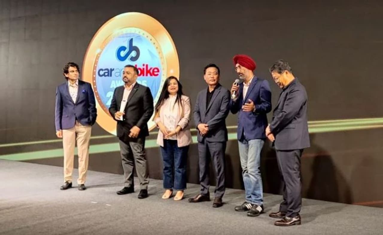 <p>కియా సోనెట్ మూడు పవర్ట్రెయిన్ ఆప్షన్స్ లో అందించబడుతుంది 1.2 లీటర్ పెట్రోల్ ఇంజన్, 1.0 లీటర్ టి జిడిఐ టర్బోచార్జ్డ్ పెట్రోల్ ఇంజన్, 1.5 లీటర్ డీజిల్ మోటారు డబ్ల్యుజిటితో మాన్యువల్ ఇంకా విజిటి ఆటోమేటిక్లో అందిస్తోంది. 1.2 లీటర్ పెట్రోల్ ఇంజన్ 6,300 ఆర్పిఎమ్ వద్ద 82 బిహెచ్పి అలాగే 4200 ఆర్పిఎమ్ వద్ద 115 ఎన్ఎమ్ గరిష్ట టార్క్ ఉత్పత్తి చేస్తుంది, దీనికి 5 స్పీడ్ మాన్యువల్ గేర్బాక్స్ స్టాండర్డ్ గా వస్తుంది. ఇప్పుడు మరింత శక్తివంతమైన టర్బోచార్జ్డ్ 1.0 లీటర్ జిడిఐ ఇంజన్ 6000 ఆర్పిఎమ్ వద్ద 118 బిహెచ్పి, 1500 4000 ఆర్పిఎమ్ వద్ద 172 ఎన్ఎమ్లను అందిస్తుంది. కియా ఈ ఇంజన్తో రెండు ట్రాన్స్మిషన్ ఆప్షన్లను అందిస్తుంది. ఇందులో ఒకటి 6 స్పీడ్ ఐఎమ్టి (ఇంటెలిజెంట్ మాన్యువల్ ట్రాన్స్మిషన్) మరొకటి 7 స్పీడ్ డిసిటి ఆటోమేటిక్.</p> <p>కియా సోనెట్ మూడు పవర్ట్రెయిన్ ఆప్షన్స్ లో అందించబడుతుంది 1.2 లీటర్ పెట్రోల్ ఇంజన్, 1.0 లీటర్ టి జిడిఐ టర్బోచార్జ్డ్ పెట్రోల్ ఇంజన్, 1.5 లీటర్ డీజిల్ మోటారు డబ్ల్యుజిటితో మాన్యువల్ ఇంకా విజిటి ఆటోమేటిక్లో అందిస్తోంది. 1.2 లీటర్ పెట్రోల్ ఇంజన్ 6,300 ఆర్పిఎమ్ వద్ద 82 బిహెచ్పి అలాగే 4200 ఆర్పిఎమ్ వద్ద 115 ఎన్ఎమ్ గరిష్ట టార్క్ ఉత్పత్తి చేస్తుంది, దీనికి 5 స్పీడ్ మాన్యువల్ గేర్బాక్స్ స్టాండర్డ్ గా వస్తుంది. ఇప్పుడు మరింత శక్తివంతమైన టర్బోచార్జ్డ్ 1.0 లీటర్ జిడిఐ ఇంజన్ 6000 ఆర్పిఎమ్ వద్ద 118 బిహెచ్పి, 1500 4000 ఆర్పిఎమ్ వద్ద 172 ఎన్ఎమ్లను అందిస్తుంది. కియా ఈ ఇంజన్తో రెండు ట్రాన్స్మిషన్ ఆప్షన్లను అందిస్తుంది. ఇందులో ఒకటి 6 స్పీడ్ ఐఎమ్టి (ఇంటెలిజెంట్ మాన్యువల్ ట్రాన్స్మిషన్) మరొకటి 7 స్పీడ్ డిసిటి ఆటోమేటిక్.</p>