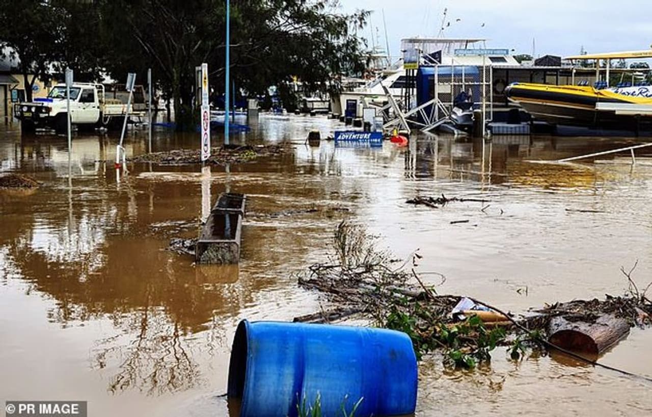 <p>ഒരാഴ്ചയായി തുടരുന്ന കനത്ത മഴയില് എന്തുമാത്രം നാശനഷ്ടമുണ്ടായെന്ന് കണക്കാക്കിയിട്ടില്ല. മഴ തുടരുന്നതിനാല് താഴ്ന്ന പ്രദേശങ്ങളില് നിന്നുള്ളവര് ഉയര്ന്ന പ്രദേശങ്ങളിലേക്ക് താമസം മാറ്റിത്തുടങ്ങി. മഴയോടൊപ്പം കനത്ത കാറ്റ് വീശുന്നത് രക്ഷാ പ്രവര്ത്തനങ്ങള്ക്ക് തടസം സൃഷ്ടിക്കുന്നു. </p> <p>ഒരാഴ്ചയായി തുടരുന്ന കനത്ത മഴയില് എന്തുമാത്രം നാശനഷ്ടമുണ്ടായെന്ന് കണക്കാക്കിയിട്ടില്ല. മഴ തുടരുന്നതിനാല് താഴ്ന്ന പ്രദേശങ്ങളില് നിന്നുള്ളവര് ഉയര്ന്ന പ്രദേശങ്ങളിലേക്ക് താമസം മാറ്റിത്തുടങ്ങി. മഴയോടൊപ്പം കനത്ത കാറ്റ് വീശുന്നത് രക്ഷാ പ്രവര്ത്തനങ്ങള്ക്ക് തടസം സൃഷ്ടിക്കുന്നു. </p>