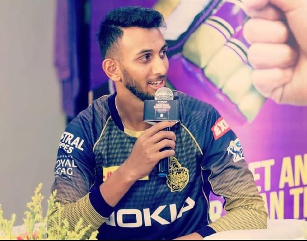 <p>కోల్‌కత్తా నైట్‌రైడర్స్ యంగ్ పేసర్ ప్రసిద్ధ్ కృష్ణకు కరోనా పాజిటివ్ వచ్చింది. దీంతో కేకేఆర్ నుంచి కరోనా పాజిటివ్‌గా తేలిన మూడో ప్లేయర్‌గా నిలిచాడు ప్రసిద్ధ్ కృష్ణ.</p>