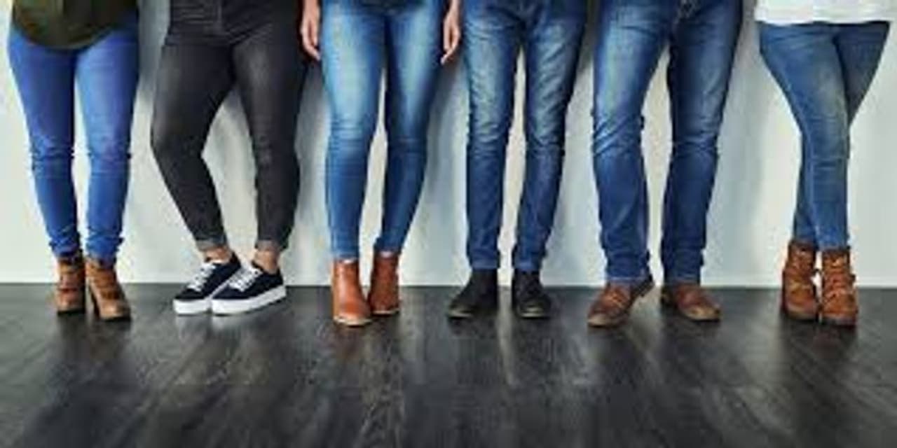 <p><strong>ఈ విధంగా ప్రారంభమైంది</strong><br />డెనిమ్స్ తో తయారు చేసిన జీన్స్ ప్యాంటును భారతదేశంలో దుంగా నావికులు ధరించేవారు, దీనిని దుంగారీలు అని కూడా పిలుస్తారు. ఫ్రాన్స్లో నేవీ కార్మికులు ఈ జీన్స్ ధరించారు, ఎందుకంటే ఇది వారి యూనిఫాం. మొదటి జీన్స్ నీలం రంగులో తయారు చేశారు. ఎందుకంటే వీటిని కార్మికులు, హార్డ్ వర్కర్లు ధరించేవారు అలాగే వారి బట్టలు త్వరగా మురికిగా అవుతుంటాయి. కాబట్టి వారి బట్టలు త్వరగా మురికి కాకుండా ఉండటానికి నీలిరంగు జీన్స్ తయారు చేశారు. అలాగే నీలిరంగు రంగు కోసం జీన్స్ ప్యాంట్ కి ఇండిగో డైని ఉపయోగించారు.<br /> </p> <p><strong>ఈ విధంగా ప్రారంభమైంది</strong><br />డెనిమ్స్ తో తయారు చేసిన జీన్స్ ప్యాంటును భారతదేశంలో దుంగా నావికులు ధరించేవారు, దీనిని దుంగారీలు అని కూడా పిలుస్తారు. ఫ్రాన్స్లో నేవీ కార్మికులు ఈ జీన్స్ ధరించారు, ఎందుకంటే ఇది వారి యూనిఫాం. మొదటి జీన్స్ నీలం రంగులో తయారు చేశారు. ఎందుకంటే వీటిని కార్మికులు, హార్డ్ వర్కర్లు ధరించేవారు అలాగే వారి బట్టలు త్వరగా మురికిగా అవుతుంటాయి. కాబట్టి వారి బట్టలు త్వరగా మురికి కాకుండా ఉండటానికి నీలిరంగు జీన్స్ తయారు చేశారు. అలాగే నీలిరంగు రంగు కోసం జీన్స్ ప్యాంట్ కి ఇండిగో డైని ఉపయోగించారు.<br /> </p>