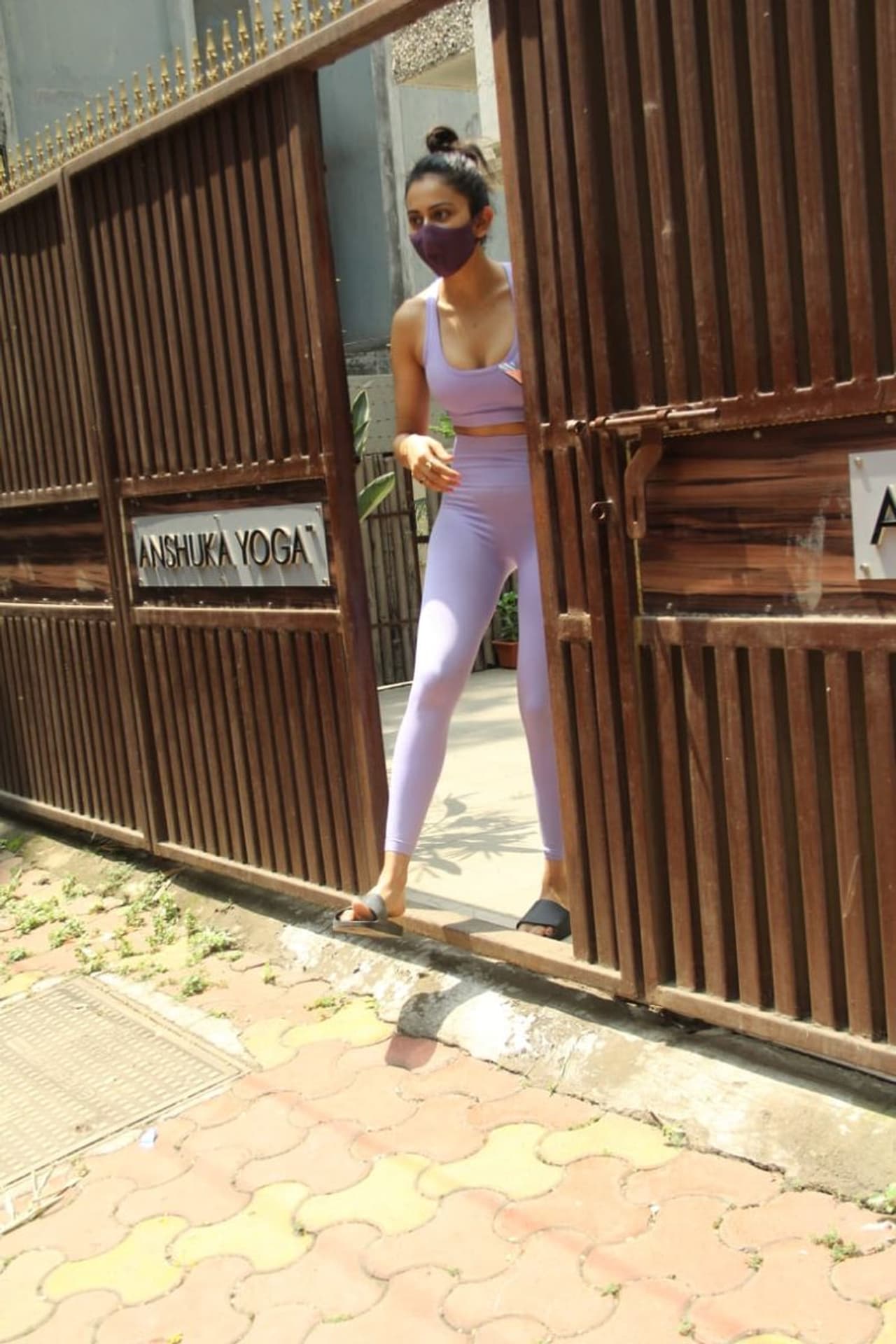 <p>யோகா பயிற்சி முடித்து விட்டு வெளியே வரும் ரகுல் ப்ரீத் சிங் </p> <p>யோகா பயிற்சி முடித்து விட்டு வெளியே வரும் ரகுல் ப்ரீத் சிங் </p>