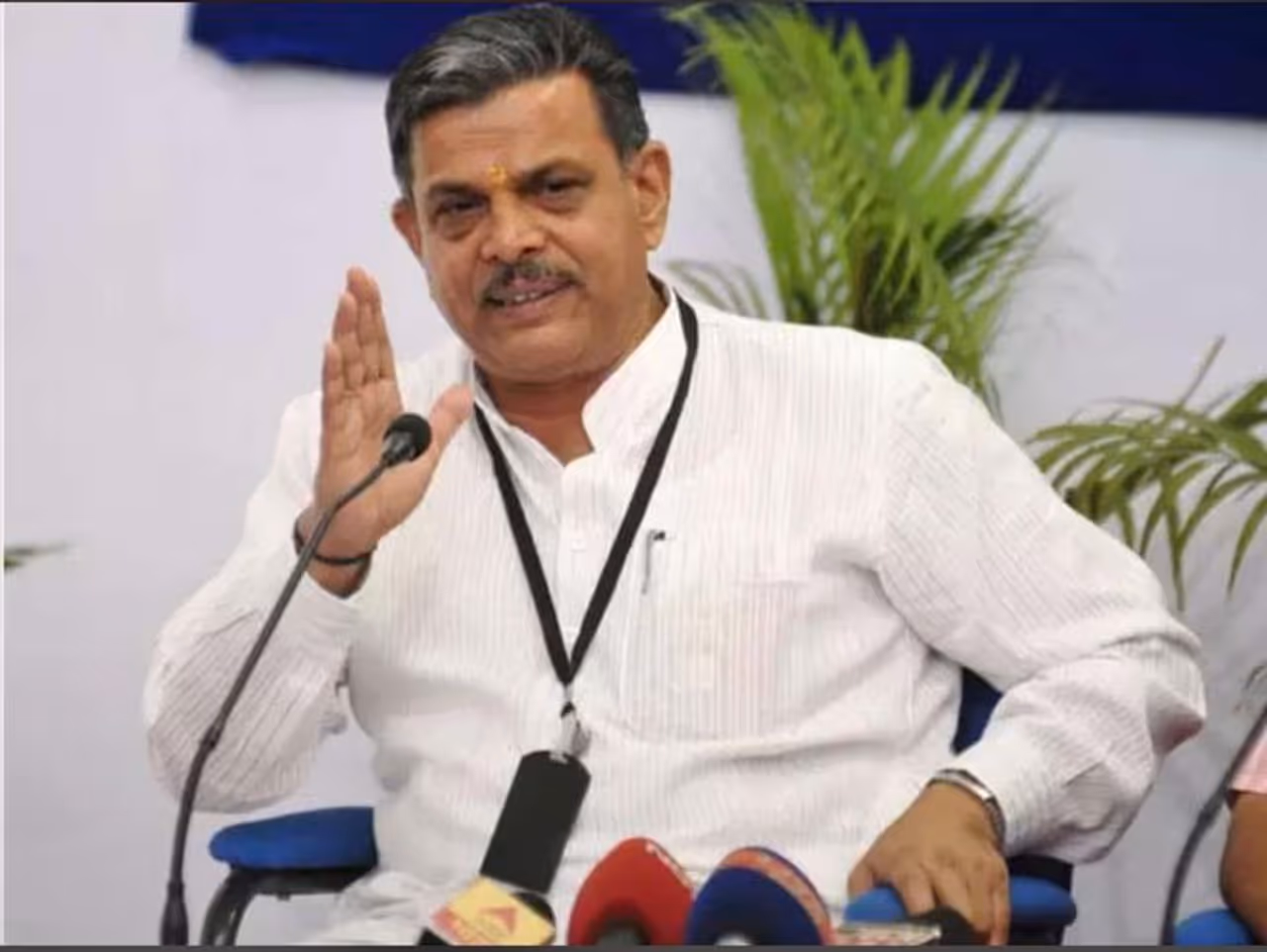 <p>ರಾಷ್ಟ್ರೀಯ ಸ್ವಯಂ ಸೇವಕ ಸಂಘದ (ಆರ್ಎಸ್ಎಸ್) ನೂತನ 'ಸರಕಾರ್ಯವಾಹ' ಆಗಿ ದತ್ತಾತ್ರೇಯ ಹೊಸಬಾಳೆ ಅವರು ಆಯ್ಕೆಯಾಗಿದ್ದಾರೆ.</p> <p>ರಾಷ್ಟ್ರೀಯ ಸ್ವಯಂ ಸೇವಕ ಸಂಘದ (ಆರ್ಎಸ್ಎಸ್) ನೂತನ 'ಸರಕಾರ್ಯವಾಹ' ಆಗಿ ದತ್ತಾತ್ರೇಯ ಹೊಸಬಾಳೆ ಅವರು ಆಯ್ಕೆಯಾಗಿದ್ದಾರೆ.</p>