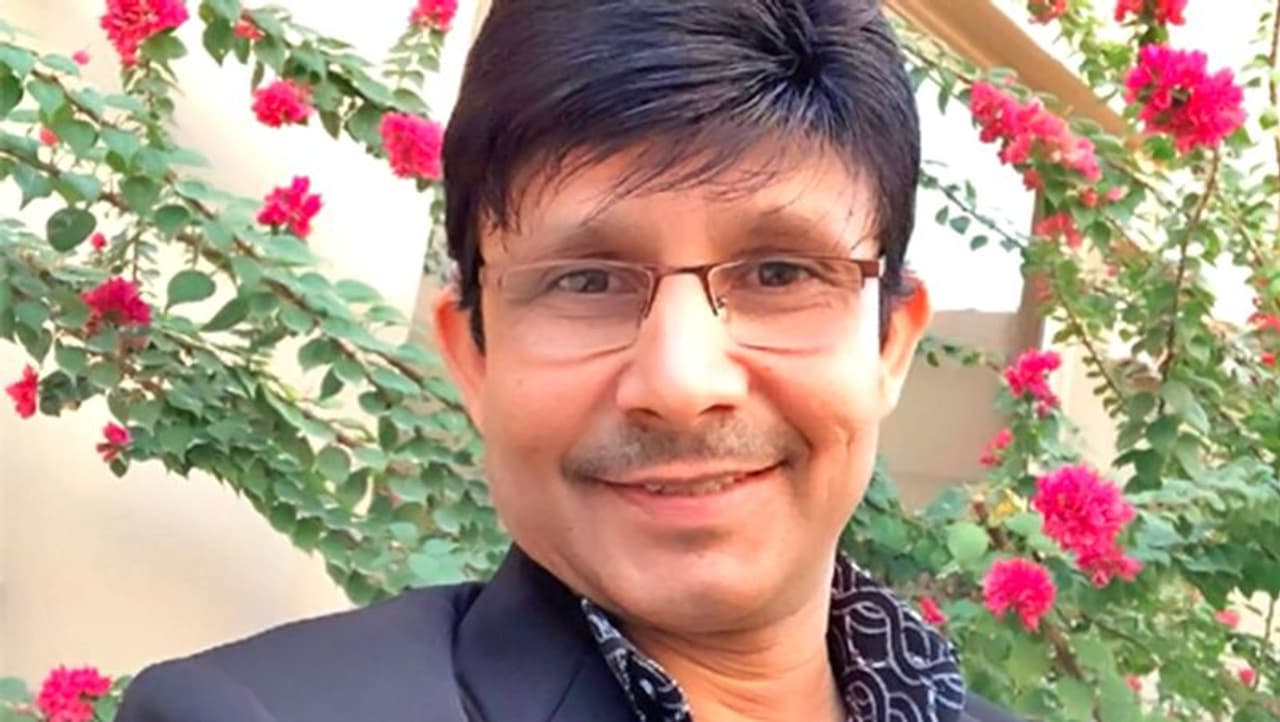 <p>ಇತ್ತೀಚಿನ ದಿನಗಳಲ್ಲಿ ಕೆಆರ್ಕೆ, ಬಾಲಿವುಡ್ ಸ್ಟಾರ್ಗಳ ವೈಯಕ್ತಿಕ ಮತ್ತು ಪ್ರೊಫೆಷನಲ್ ಲೈಪ್ ಬಗ್ಗೆ ಭವಿಷ್ಯ ನುಡಿಯಲು ಪ್ರಾರಂಭಿಸಿದ್ದಾರೆ.</p><p> </p> <p>ಇತ್ತೀಚಿನ ದಿನಗಳಲ್ಲಿ ಕೆಆರ್ಕೆ, ಬಾಲಿವುಡ್ ಸ್ಟಾರ್ಗಳ ವೈಯಕ್ತಿಕ ಮತ್ತು ಪ್ರೊಫೆಷನಲ್ ಲೈಪ್ ಬಗ್ಗೆ ಭವಿಷ್ಯ ನುಡಿಯಲು ಪ್ರಾರಂಭಿಸಿದ್ದಾರೆ.</p><p> </p>