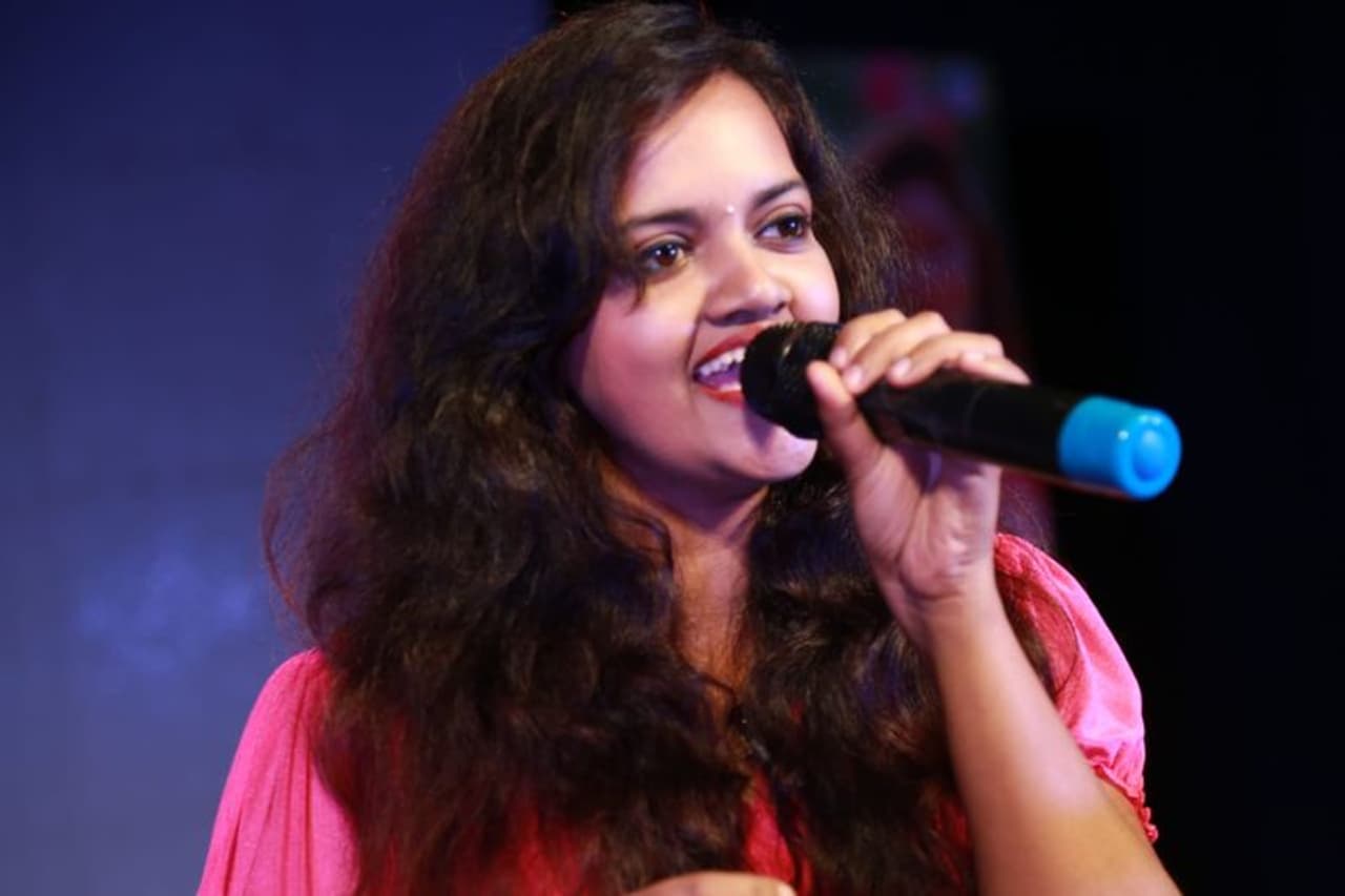 <p> ಕನ್ನಡ ಚಿತ್ರರಂಗದ ಕೋಗಿಲೆ ಮಾನಸ ಹೊಳ್ಳ ಇದೀಗ ಸಂಗೀತ ನಿರ್ದೇಶಕಿಯಾಗಿದ್ದಾರೆ.</p> <p> ಕನ್ನಡ ಚಿತ್ರರಂಗದ ಕೋಗಿಲೆ ಮಾನಸ ಹೊಳ್ಳ ಇದೀಗ ಸಂಗೀತ ನಿರ್ದೇಶಕಿಯಾಗಿದ್ದಾರೆ.</p>