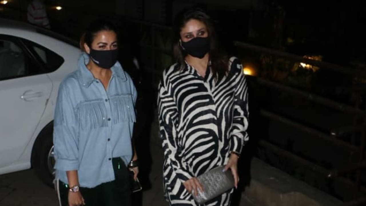 <p>ಕರೀನಾ ಅವರ ಈ ಫೋಟೋಗಳನ್ನು ನೋಡಿ, ಅಲ್ಲಿ ಯೂಸರ್ಸ್ ನಗುವ ಎಮೋಜಿ ಜೊತೆ ಬೆಬೊ ಅಲ್ಲ ಅದು ಜೆಬ್ರಾ ಕಪೂರ್ ಎಂದು ಕಾಮೆಂಟ್ ಮಾಡಿದ್ದಾರೆ. ಅದೇ ಸಮಯದಲ್ಲಿ, ಇನ್ನೊಬ್ಬರು ಜೀಬ್ರಾವನ್ನು ಮುಂಬೈನಲ್ಲಿ ನೋಡಲಾಯಿತು ಎಂದು ಬರೆದಿದ್ದಾರೆ.</p> <p>ಕರೀನಾ ಅವರ ಈ ಫೋಟೋಗಳನ್ನು ನೋಡಿ, ಅಲ್ಲಿ ಯೂಸರ್ಸ್ ನಗುವ ಎಮೋಜಿ ಜೊತೆ ಬೆಬೊ ಅಲ್ಲ ಅದು ಜೆಬ್ರಾ ಕಪೂರ್ ಎಂದು ಕಾಮೆಂಟ್ ಮಾಡಿದ್ದಾರೆ. ಅದೇ ಸಮಯದಲ್ಲಿ, ಇನ್ನೊಬ್ಬರು ಜೀಬ್ರಾವನ್ನು ಮುಂಬೈನಲ್ಲಿ ನೋಡಲಾಯಿತು ಎಂದು ಬರೆದಿದ್ದಾರೆ.</p>