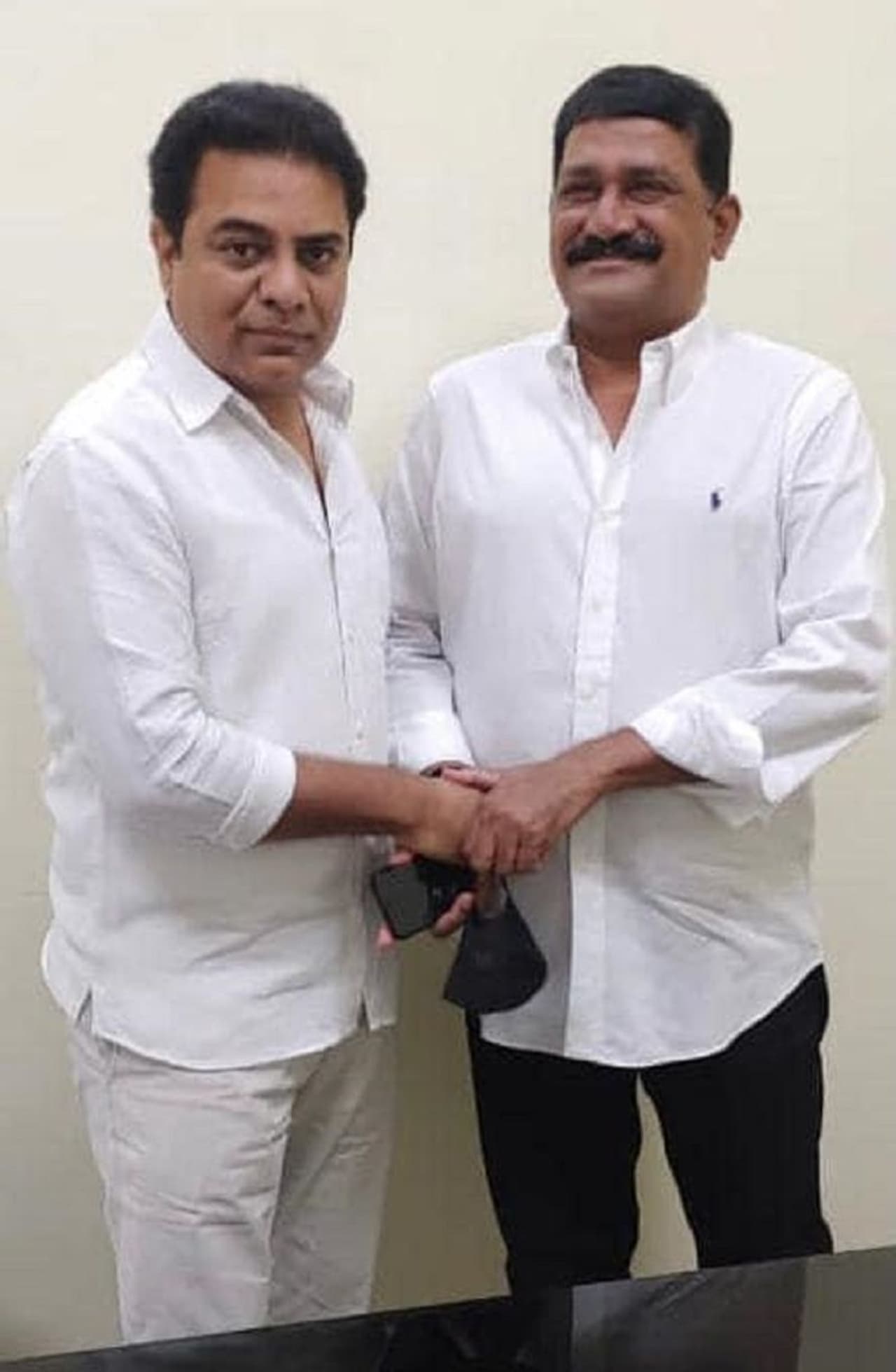 <p>ఏపీ టీడీపీ నేత, మాజీ మంత్రి విశాఖ ఉక్కు ఉద్యమానికి మద్దతుగా తన ఎమ్మెల్యే పదవికి రాజీనామా చేసిన గంటా శ్రీనివాసరావు నేడు హైదరాబాద్ లో తెలంగాణ మంత్రి కేటీఆర్తో సమావేశమయ్యారు. అసెంబ్లీ సమావేశాలు జరుగుతూండటంతో.. గంటా .. నేరుగా తెలంగాణ అసెంబ్లీకి వెళ్లారు. అక్కడే ఆయనతో చర్చించారు. ఏం మాట్లాడారనేదానిపై క్లారిటీ లేకున్నప్పటికీ... ఊహాగానాలు మాత్రం ఉక్కు ఉద్యమం గురించే ఈ చర్చ జరిగిందని వినబడుతున్నాయి. </p> <p>ఏపీ టీడీపీ నేత, మాజీ మంత్రి విశాఖ ఉక్కు ఉద్యమానికి మద్దతుగా తన ఎమ్మెల్యే పదవికి రాజీనామా చేసిన గంటా శ్రీనివాసరావు నేడు హైదరాబాద్ లో తెలంగాణ మంత్రి కేటీఆర్తో సమావేశమయ్యారు. అసెంబ్లీ సమావేశాలు జరుగుతూండటంతో.. గంటా .. నేరుగా తెలంగాణ అసెంబ్లీకి వెళ్లారు. అక్కడే ఆయనతో చర్చించారు. ఏం మాట్లాడారనేదానిపై క్లారిటీ లేకున్నప్పటికీ... ఊహాగానాలు మాత్రం ఉక్కు ఉద్యమం గురించే ఈ చర్చ జరిగిందని వినబడుతున్నాయి. </p>