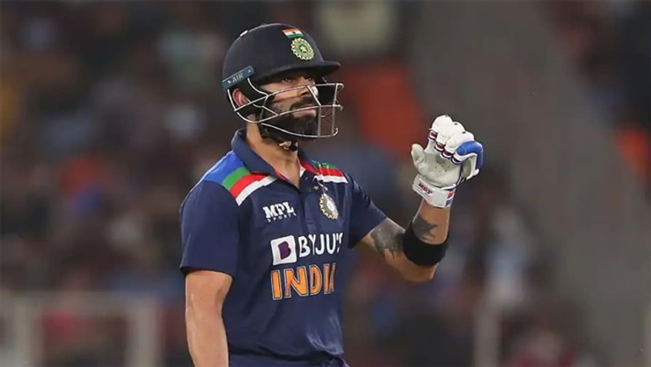 <p>మొదటి మ్యాచ్లో డకౌట్ అయిన విరాట్ కోహ్లీ, నాలుగో మ్యాచ్లో 1 పరుగుకే అవుట్ అయ్యాడు. అయితే మిగిలిన మూడు మ్యాచుల్లో 73, 77, 80 పరుగులు చేసి అజేయంగా నిలిచాడు విరాట్ కోహ్లీ...</p> <p>మొదటి మ్యాచ్లో డకౌట్ అయిన విరాట్ కోహ్లీ, నాలుగో మ్యాచ్లో 1 పరుగుకే అవుట్ అయ్యాడు. అయితే మిగిలిన మూడు మ్యాచుల్లో 73, 77, 80 పరుగులు చేసి అజేయంగా నిలిచాడు విరాట్ కోహ్లీ...</p>