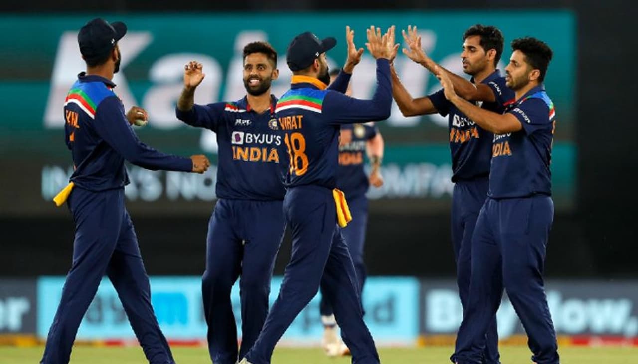 <p>భారీ టార్గెట్తో ఇన్నింగ్స్ ప్రారంభించిన ఇంగ్లాండ్కు భువనేశ్వర్ కుమార్ తొలి ఓవర్ రెండో బంతికే షాక్ ఇచ్చాడు. జాసన్ రాయ్ను క్లీన్బౌల్డ్ చేయడంతో సున్నాకే తొలి వికెట్ కోల్పోయింది ఇంగ్లాండ్..</p> <p>భారీ టార్గెట్తో ఇన్నింగ్స్ ప్రారంభించిన ఇంగ్లాండ్కు భువనేశ్వర్ కుమార్ తొలి ఓవర్ రెండో బంతికే షాక్ ఇచ్చాడు. జాసన్ రాయ్ను క్లీన్బౌల్డ్ చేయడంతో సున్నాకే తొలి వికెట్ కోల్పోయింది ఇంగ్లాండ్..</p>