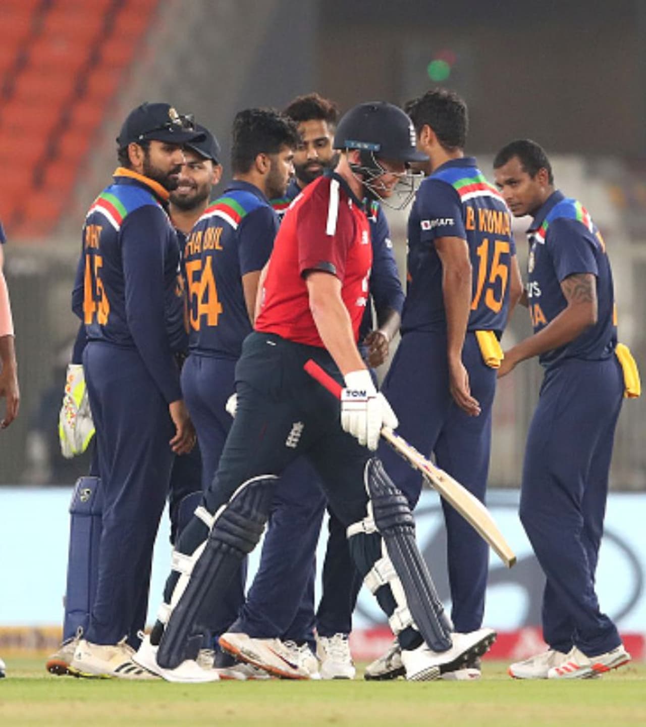 <p>ಇಂಗ್ಲೆಂಡ್ ವಿರುದ್ಧದ 5ನೇ ಹಾಗೂ ಅಂತಿಮ ಟಿ20 ಪಂದ್ಯ ಅಭಿಮಾನಿಗಳಿಗೆ ಹೆಚ್ಚು ಖುಷಿ ನೀಡಿದ ಪಂದ್ಯ. ಕಾರಣ ನಾಯಕ ವಿರಾಟ್ ಕೊಹ್ಲಿ, ರೋಹಿತ್ ಶರ್ಮಾ ಸೇರಿದಂತೆ ಟೀಂ ಇಂಡಿಯಾದ ಎಲ್ಲಾ ಬ್ಯಾಟ್ಸ್‌ಮನ್ ಅಬ್ಬರಿಸಿದ ಪಂದ್ಯವಾಗಿದೆ.</p>