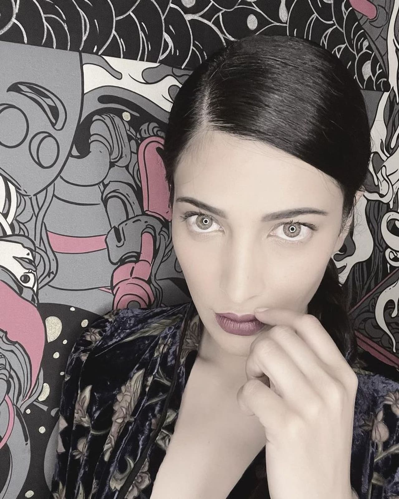 శృతి హాసన్కి నటిగా వాహ్ అనిపించిన సందర్భాలు చాలానే ఉన్నాయి. కమల్ హాసన్ తనయ అయినప్పటికీ అందాలు ఆరబోయే విషయంలో మాత్రం ఏమాత్రం రాజీపడదు. కొన్నిసార్లు అందాలు దాచుకునేందుకు ఏమాత్రం ఇష్టపడదు. అంతగా అందాల విస్పోటనం చేస్తుందీ భామ. శృతి హాసన్కి నటిగా వాహ్ అనిపించిన సందర్భాలు చాలానే ఉన్నాయి. కమల్ హాసన్ తనయ అయినప్పటికీ అందాలు ఆరబోయే విషయంలో మాత్రం ఏమాత్రం రాజీపడదు. కొన్నిసార్లు అందాలు దాచుకునేందుకు ఏమాత్రం ఇష్టపడదు. అంతగా అందాల విస్పోటనం చేస్తుందీ భామ.