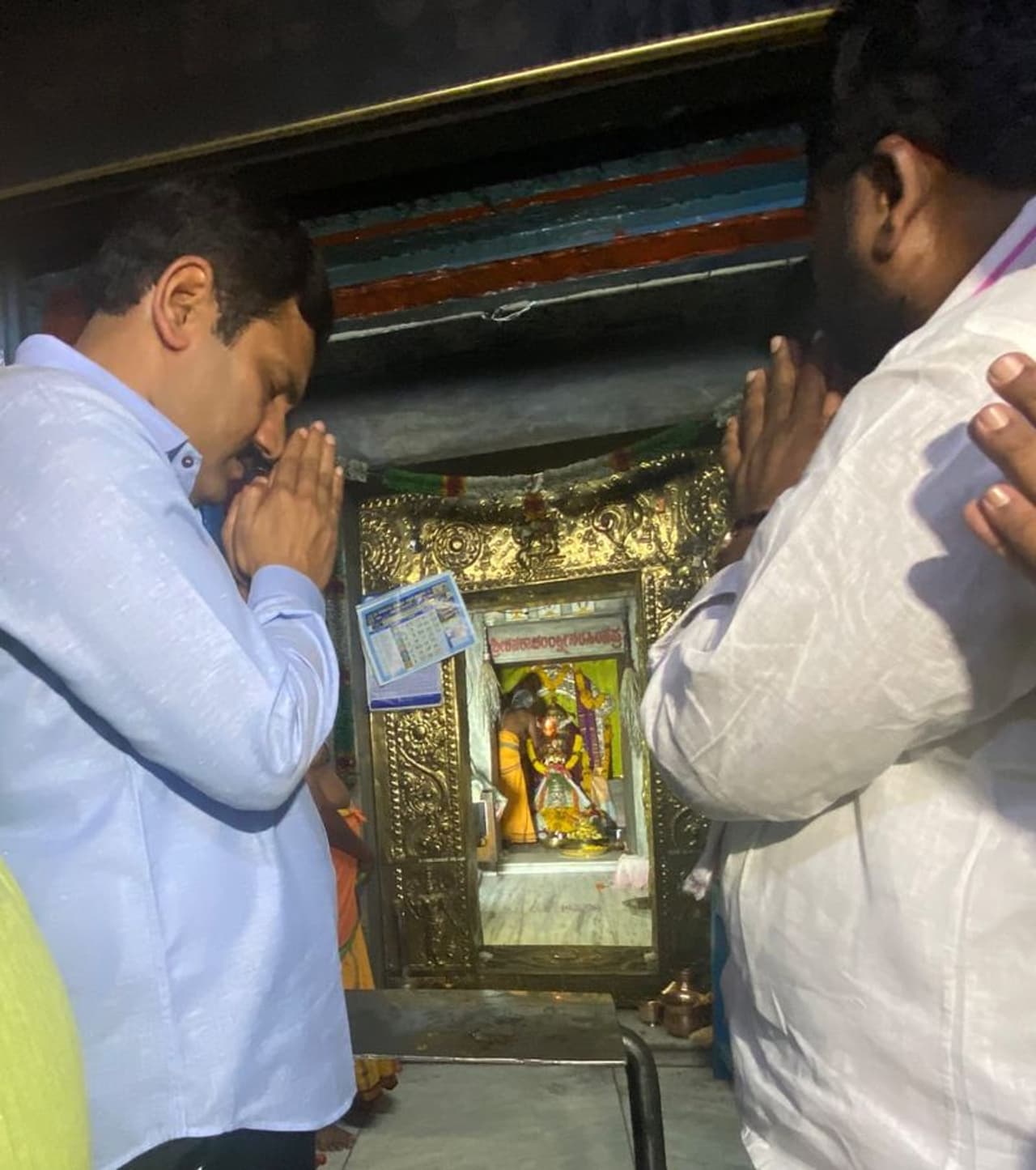 <p>ಮಸ್ಕಿಗೆ ತೆರಳುವ ಮುನ್ನ ಕನಕಗಿರಿಯಲ್ಲಿ ಶನಿವಾರ ಕನಕಾಚಲ ಲಕ್ಷ್ಮೇನರಸಿಂಹ ದೇವರ ದರ್ಶನ ಪಡೆದ ಬಿ.ವೈ.ವಿಜಯೇಂದ್ರ </p> <p>ಮಸ್ಕಿಗೆ ತೆರಳುವ ಮುನ್ನ ಕನಕಗಿರಿಯಲ್ಲಿ ಶನಿವಾರ ಕನಕಾಚಲ ಲಕ್ಷ್ಮೇನರಸಿಂಹ ದೇವರ ದರ್ಶನ ಪಡೆದ ಬಿ.ವೈ.ವಿಜಯೇಂದ್ರ </p>