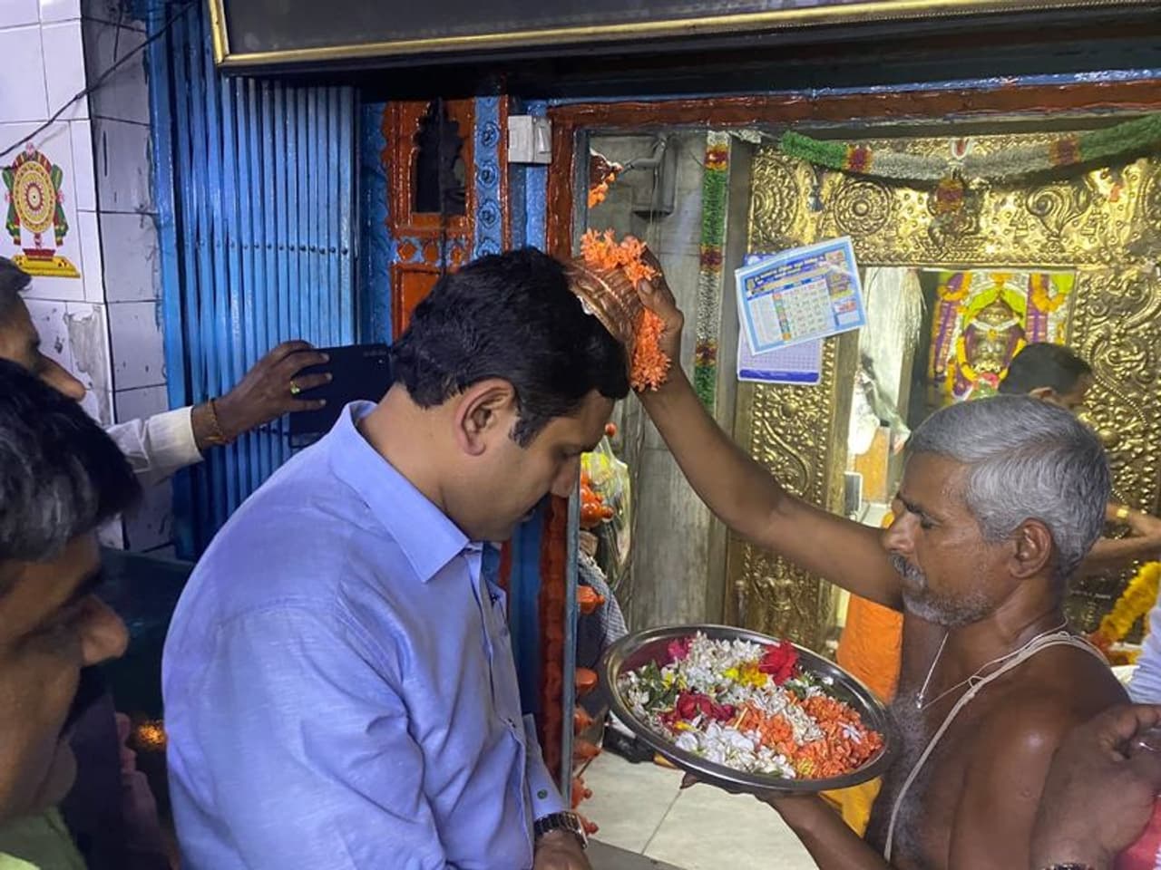 <p>కర్ణాటక ముఖ్యమంత్రి బీఎస్ యడ్యూరప్ప కుమారుడు విజయేంద్ర లాక్ డౌన్ రూల్స్ ఉల్లంఘించారు. ఇది ఇప్పుడు కర్ణాటకలో దుమారం రేపుతోంది. గుడికి వెళ్లడం కోసం లాక్ డౌన్ రూల్స్ ఉల్లంఘించి ఓ జిల్లానుంచి మరో జిల్లకు ప్రయాణం చేశారు.&nbsp;</p>