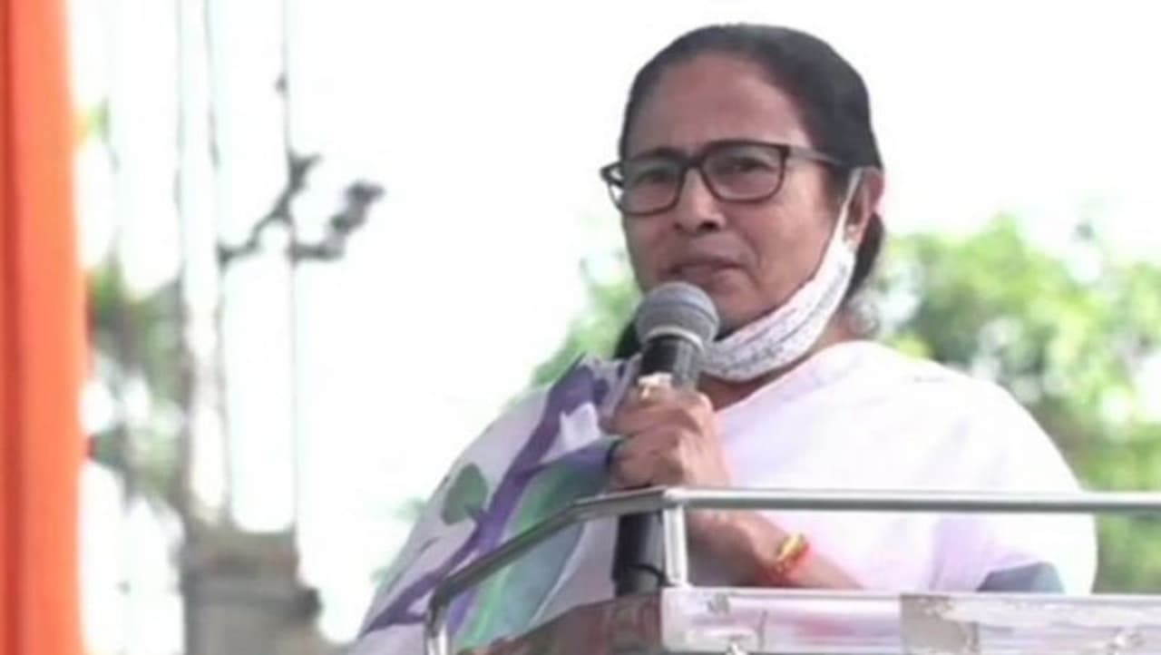 <p>While addressing a meeting in Bankura, Mamata Banerjee said, “At the time of the election, the BJP leaders come and take away your vote by making false promises that they will give you rice and dal.”<br />&nbsp;</p>