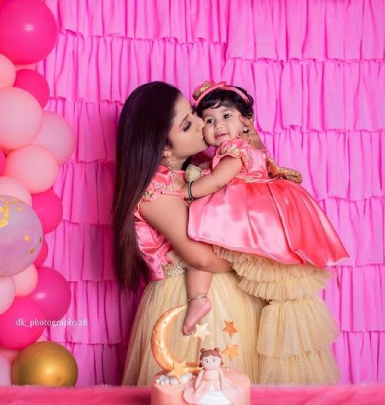 <h2> </h2><p>விஜய் தொலைக்காட்சியில் ஒளிபரப்பான ராஜா ராணி சீரியல் மூலமாக ரசிகர்கள் மத்தியில் பிரபலமானது சஞ்சீவ் ஆல்யா மானசா ஜோடி. சீரியலில் செம்பா என்ற கதாபத்திரத்தில் ஆல்யா மானசாவும் கார்த்தி என்ற கதாபாத்திரத்தில் சஞ்சீவ்வும் நடித்திருந்தனர்.</p> <h2> </h2><p>விஜய் தொலைக்காட்சியில் ஒளிபரப்பான ராஜா ராணி சீரியல் மூலமாக ரசிகர்கள் மத்தியில் பிரபலமானது சஞ்சீவ் ஆல்யா மானசா ஜோடி. சீரியலில் செம்பா என்ற கதாபத்திரத்தில் ஆல்யா மானசாவும் கார்த்தி என்ற கதாபாத்திரத்தில் சஞ்சீவ்வும் நடித்திருந்தனர்.</p>