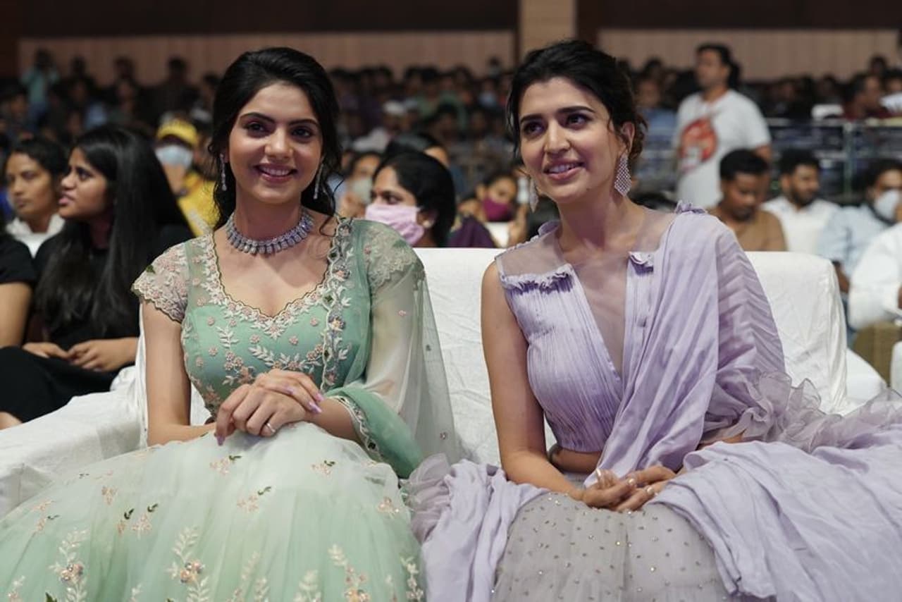 తెల్లవారితే గురువారం ప్రీ రిలీజ్ ఈవెంట్ లో ఫోటోలు