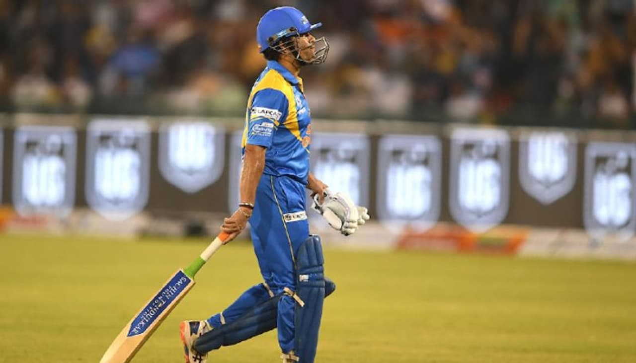 <p>టాస్ ఓడి తొలుత బ్యాటింగ్ చేసిన ఇండియా లెజెండ్స్, నిర్ణీత 20 ఓవర్లలో 4 వికెట్లు కోల్పోయి 181 పరుగులు చేసింది. వీరేంద్ర సెహ్వాగ్ 10 పరుగులు చేసి అవుట్ కాగా బద్రీనాథ్ 7 పరుగులు చేశాడు...</p>