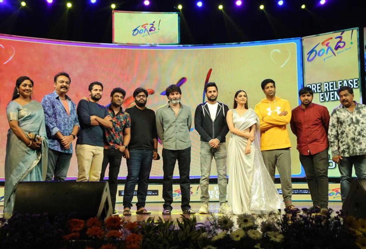 ఈ ఈవెంట్‌లో త్రివిక్రమ్‌ మాట్లాడుతూ, `అన్ని జంతువులు నవ్వలేవు. మనిషి మాత్రమే నవ్వగలడు. అలాగే జంతువులకు ఏ వస్తువైనా బ్లాక్‌ అండ్‌ వైట్‌లోనే కనిపిస్తుంది. మనుషులకు మాత్రమే ఏడురంగులను చూసే అదృష్టం ఉంది. ఈ సినిమా జీవితంలోని ఏడు రంగులను చూపిస్తుంది.