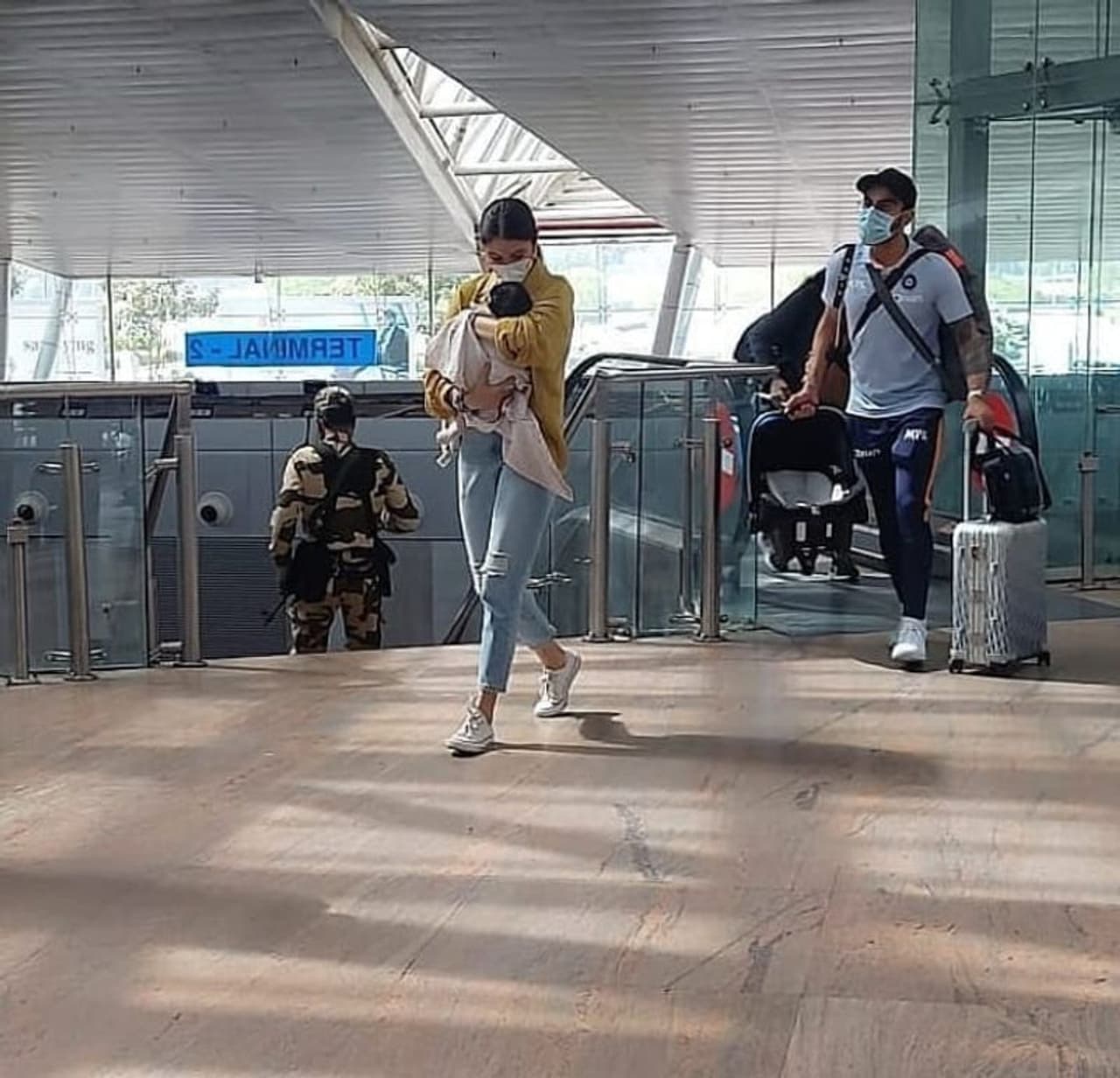 <p>ಮುಂದಿನ ಮ್ಯಾಚ್‌ಗಾಗಿ ಪುಣೆಗೆ ಹೋಗುತ್ತಿದ್ದಾಗ ಅನುಷ್ಕಾ ಶರ್ಮಾ ಮತ್ತು ವಿರಾಟ್ ಕೊಹ್ಲಿ ಅವರನ್ನು ಇತ್ತೀಚೆಗೆ ಅಹಮದಾಬಾದ್ ವಿಮಾನ ನಿಲ್ದಾಣದಲ್ಲಿ ಪಾಪ್‌ ಮಾಡಲಾಗಿದೆ.</p>