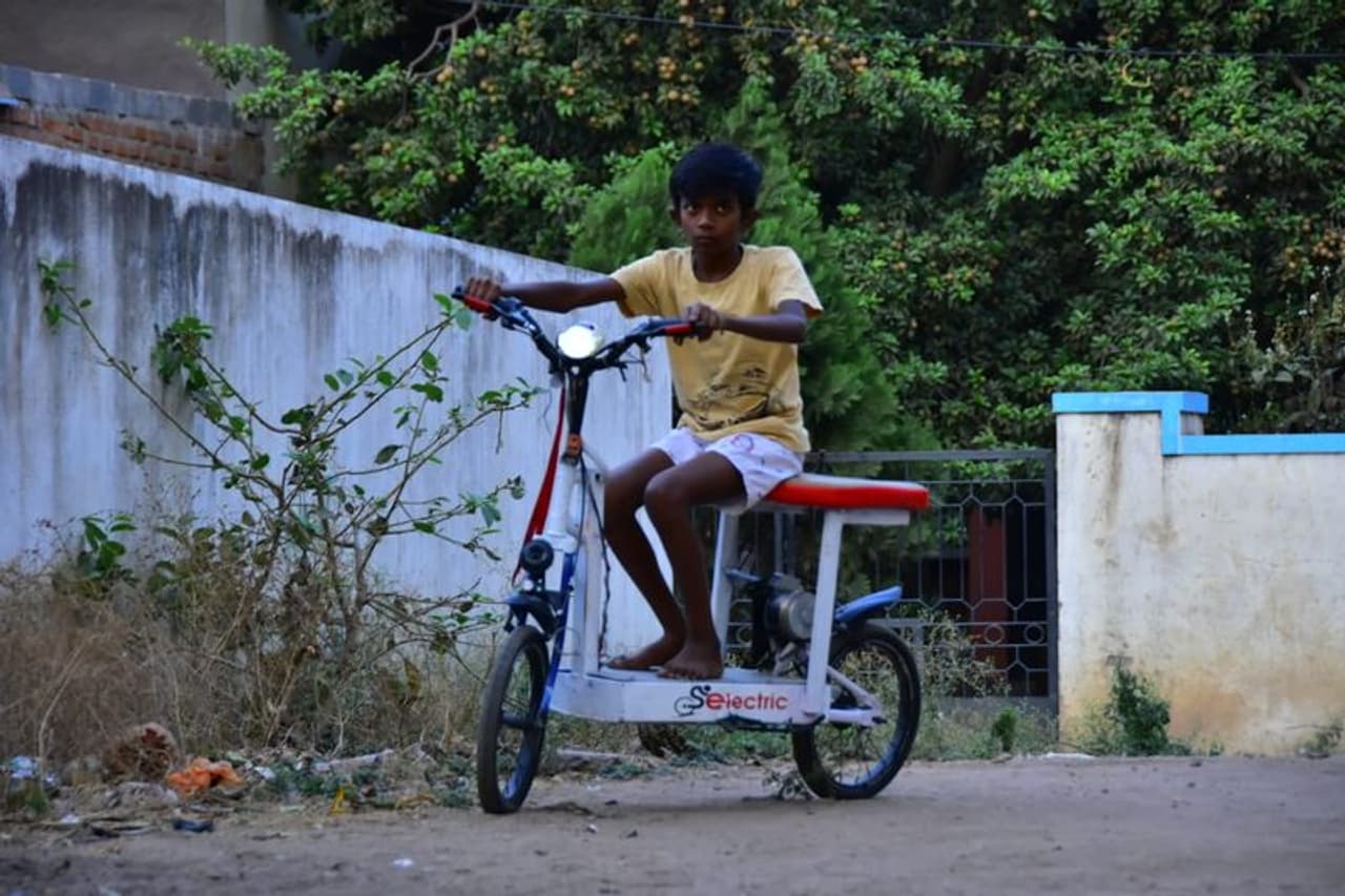 <p>ಸೈಕಲ್‌ ಒಂದು ಬಾರಿ ಚಾರ್ಜ್‌ ಮಾಡಿದರೆ ಸುಮಾರು 30 35 ಕಿಮೀ ಓಡು​ತ್ತದೆ.&nbsp;</p>