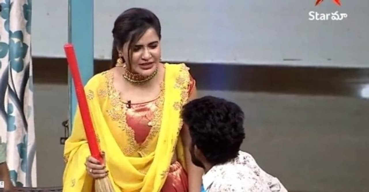 ఈ మధ్య పవన్ కళ్యాణ్ నాలుగో భార్యగా ఉంటానని కామెంట్ చేసి వార్తలలో నిలిచింది ఆషురెడ్డి. సోషల్ మీడియా ఛాట్ లో పవన్ కి నాలుగో భార్యగా ఉండడం మీకు ఇష్టమేనా, అని ఓ నెటిజెన్ అడిగారు. దాని ఓ.. ఎస్ అని ఆమె సమాధానం చెప్పారు. ఈ మధ్య పవన్ కళ్యాణ్ నాలుగో భార్యగా ఉంటానని కామెంట్ చేసి వార్తలలో నిలిచింది ఆషురెడ్డి. సోషల్ మీడియా ఛాట్ లో పవన్ కి నాలుగో భార్యగా ఉండడం మీకు ఇష్టమేనా, అని ఓ నెటిజెన్ అడిగారు. దాని ఓ.. ఎస్ అని ఆమె సమాధానం చెప్పారు.