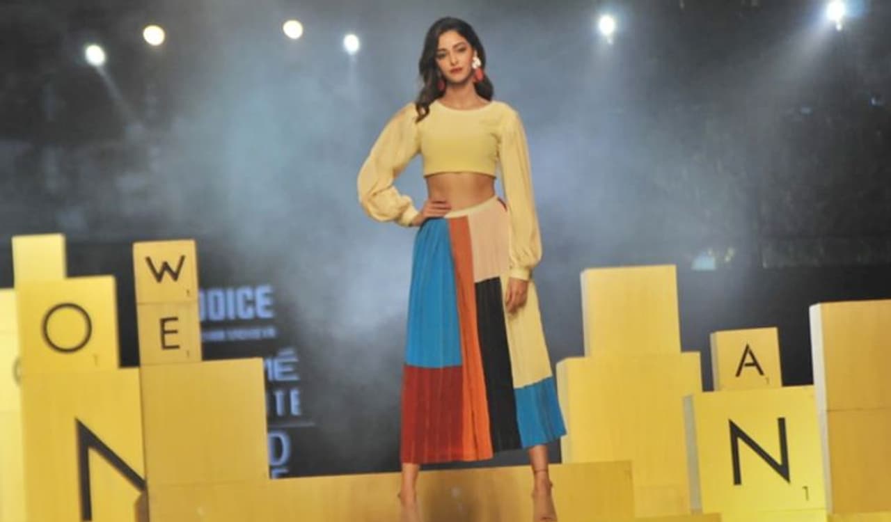 <p>ಔಟ್ ಫಿಟ್‌ಗೆ&nbsp;ಟ್ರೆಂಡಿ ಲುಕ್ ಕೊಡಲು ಮಿಕ್ಸ್ ಆ್ಯಂಡ್&nbsp;ಮ್ಯಾಚ್ ಫಾರ್ಮುಲಾ ಅಳವಡಿಸುವ ಮುನ್ನ&nbsp;ಧರಿಸುವ ಕಾಂಬಿನೇಷನ್ ಒಂದಕ್ಕೊಂದು ಮ್ಯಾಚ್ ಆಗುತ್ತದೆಯೇ ಎಂದು ನೋಡಲೇಬೇಕು. ಕೆಲವೊಂದು ಬಾರಿ ಈ ಎಕ್ಸ್‌ಪೆರಿಮೆಂಟ್ ತುಂಬಾ ಕೆಟ್ಟದಾಗಿ ಕಾಣುತ್ತದೆ. ಆದುದರಿಂದ ಇಲ್ಲಿ ಒಂದಿಷ್ಟು ಟಿಪ್ಸ್ ಇವೆ. ಅಂತಹ ತಪ್ಪುಗಳನ್ನು ಮಾಡಬೇಡಿ...&nbsp;</p>