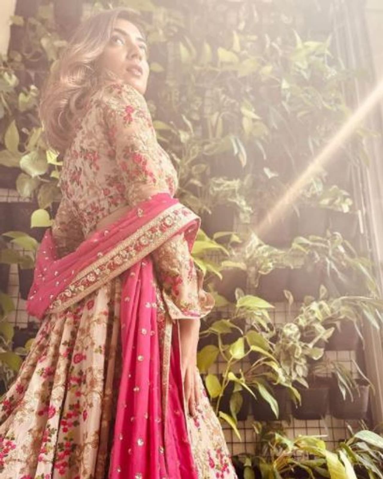 <p>ലെ‌ഹങ്കയിൽ അതിസുന്ദരിയായുള്ള ചിത്രങ്ങളാണ് ആരാധകർ ഏറ്റെടുത്തിരുന്നത് . ഫ്ളവർ ത്രെഡ് വർക്ക് ചെയ്ത ക്രീം നിറത്തിലുള്ള ഫുൾ സ്ലീവ് ലെഹങ്കയാണ് താരം അണിഞ്ഞിരിക്കുന്നത്.&nbsp;<br />&nbsp;</p>