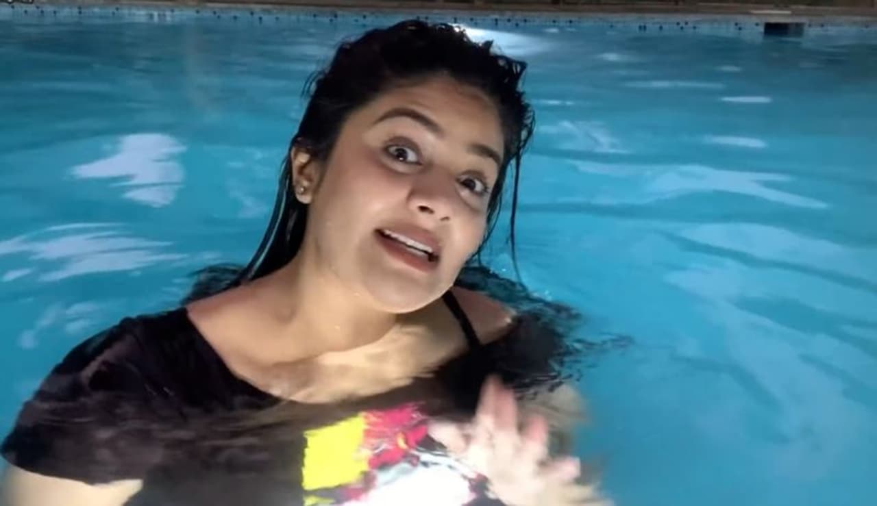 స్టార్ యాంకర్స్ లిస్ట్ లో శ్రీముఖి పేరు టాప్ ఫైవ్ లో ఉంటుంది. సుమ, రష్మీ, అనసూయల తరువాత బుల్లితెరపై ఆ రేంజ్ క్రేజ్ సంపాదించారు శ్రీముఖి. పటాస్ తో మొదలైన ఆమె ప్రస్థానం కొనసాగుతుంది. స్టార్ యాంకర్స్ లిస్ట్ లో శ్రీముఖి పేరు టాప్ ఫైవ్ లో ఉంటుంది. సుమ, రష్మీ, అనసూయల తరువాత బుల్లితెరపై ఆ రేంజ్ క్రేజ్ సంపాదించారు శ్రీముఖి. పటాస్ తో మొదలైన ఆమె ప్రస్థానం కొనసాగుతుంది.