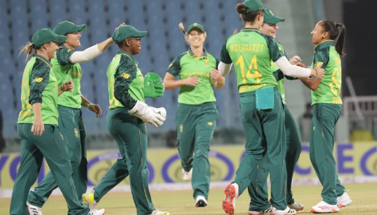 <p>ఇండియా, సౌతాఫ్రికా మధ్య జరిగిన రెండో టీ20 మ్యాచ్లో సఫారీ మహిళల జట్టు ఆఖరి బంతికి ఉత్కంఠ విజయం సాధించిన విషయం తెలిసిందే... దీంతో సిరీస్ను 2 0 తేడాతో గెలుచుకుంది దక్షిణాఫ్రికా మహిళల జట్టు...</p> <p>ఇండియా, సౌతాఫ్రికా మధ్య జరిగిన రెండో టీ20 మ్యాచ్లో సఫారీ మహిళల జట్టు ఆఖరి బంతికి ఉత్కంఠ విజయం సాధించిన విషయం తెలిసిందే... దీంతో సిరీస్ను 2 0 తేడాతో గెలుచుకుంది దక్షిణాఫ్రికా మహిళల జట్టు...</p>