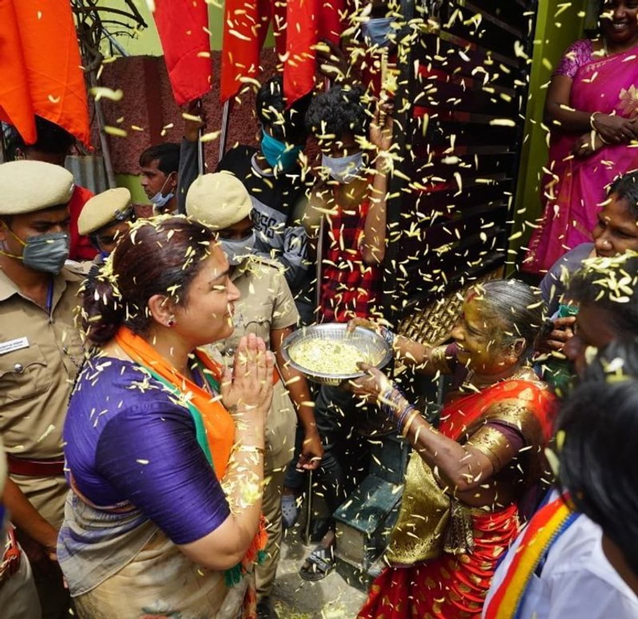 <p>திமுகவை அடுத்து காங்கிரஸ் கட்சியில் இணைந்த குஷ்பு தன்னுடைய உழைப்பிற்கான முறையான அங்கீகாரம் கிடைக்காததால் அக்கட்சியில் இருந்து விலகி பாஜகவில் இணைந்தார். </p> <p>திமுகவை அடுத்து காங்கிரஸ் கட்சியில் இணைந்த குஷ்பு தன்னுடைய உழைப்பிற்கான முறையான அங்கீகாரம் கிடைக்காததால் அக்கட்சியில் இருந்து விலகி பாஜகவில் இணைந்தார். </p>