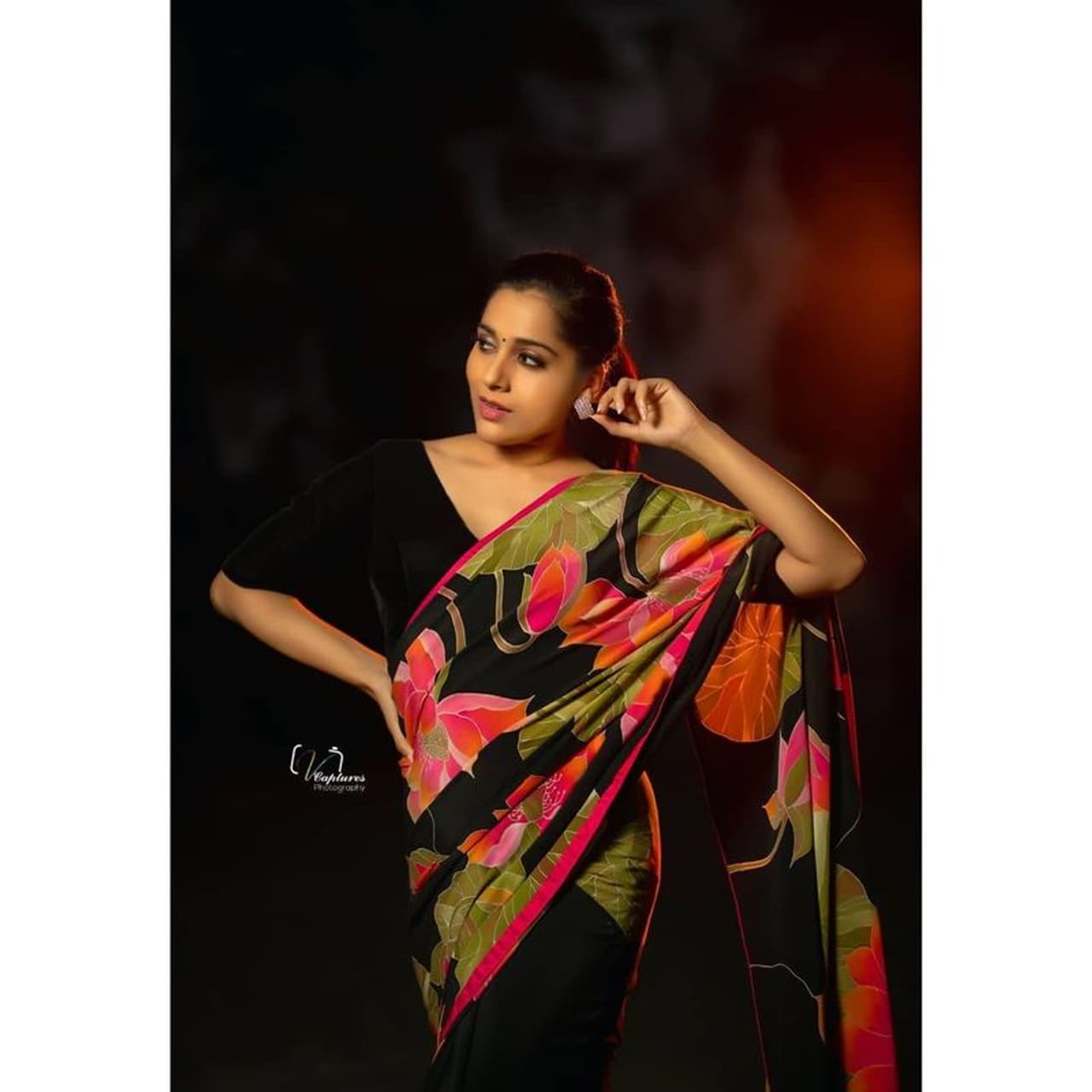 నాజూకైన నడుముకు నల్ల చీర చుట్టి.. చక్కనైన ఒంపులు, చిలిపిగా చూపిస్తూ కవ్వించింది రష్మీ. ఉన్న అందాన్ని చీర, జాకెట్ మరింత పెంచేయగా, ఆమె ఫోజులు రెట్టింపు చేశాయి. నాజూకైన నడుముకు నల్ల చీర చుట్టి.. చక్కనైన ఒంపులు, చిలిపిగా చూపిస్తూ కవ్వించింది రష్మీ. ఉన్న అందాన్ని చీర, జాకెట్ మరింత పెంచేయగా, ఆమె ఫోజులు రెట్టింపు చేశాయి.