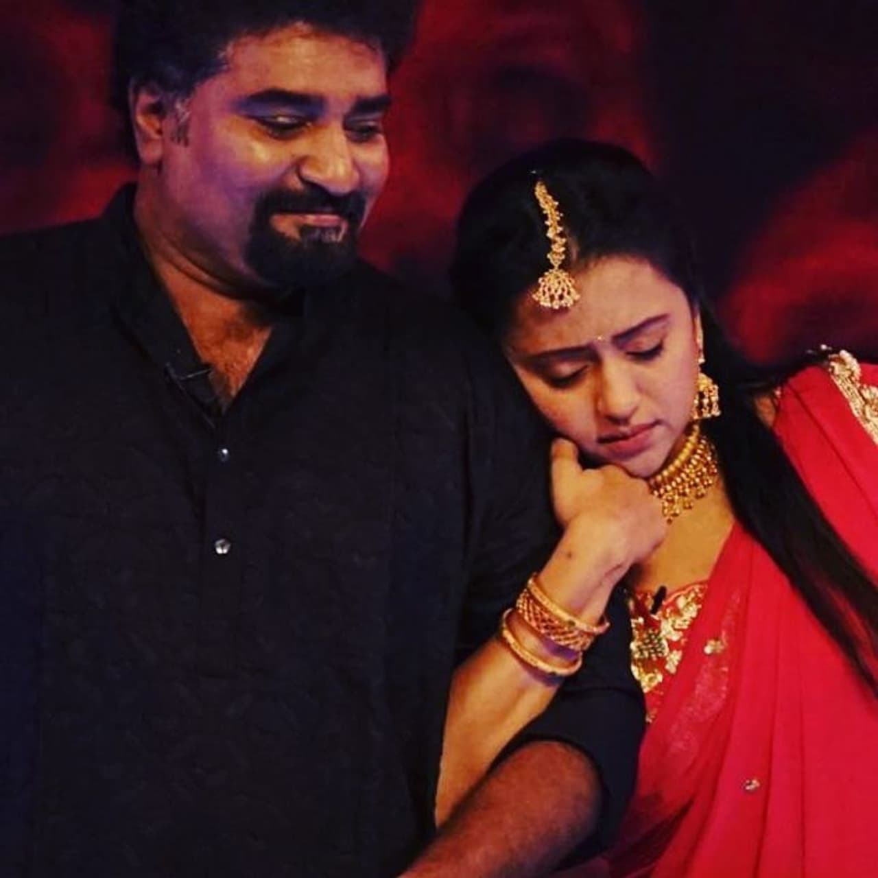 అయితే రాజీవ్, సుమల లవ్ స్టోరీ ఎలా మొదలైంది. అది పెళ్లివరకు ఎలా దారితీసింది అనే ఆసక్తి ఆమె అభిమానులతో ఎప్పటి నుండో ఉంది. కాగా కొన్ని సందర్భాలలో సుమ స్వయంగా ఈ విషయంపై పై స్పందించారు. అయితే రాజీవ్, సుమల లవ్ స్టోరీ ఎలా మొదలైంది. అది పెళ్లివరకు ఎలా దారితీసింది అనే ఆసక్తి ఆమె అభిమానులతో ఎప్పటి నుండో ఉంది. కాగా కొన్ని సందర్భాలలో సుమ స్వయంగా ఈ విషయంపై పై స్పందించారు.