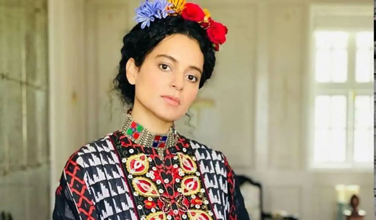 <p>ತಪ್ಪಡ್ಗೆ ಪ್ರಶಸ್ತಿ ಸ್ವೀಕರಿಸುವಾಗ ನಟಿ ತಾಪ್ಸಿ ಪನ್ನು ಕಂಗನಾ ರಣಾವತ್ನನ್ನು ಹೊಗಳಿದ ವಿಡಿಯೋ ಕ್ಲಿಪ್ ವೈರಲ್ ಆಗಿದೆ.</p> <p>ತಪ್ಪಡ್ಗೆ ಪ್ರಶಸ್ತಿ ಸ್ವೀಕರಿಸುವಾಗ ನಟಿ ತಾಪ್ಸಿ ಪನ್ನು ಕಂಗನಾ ರಣಾವತ್ನನ್ನು ಹೊಗಳಿದ ವಿಡಿಯೋ ಕ್ಲಿಪ್ ವೈರಲ್ ಆಗಿದೆ.</p>