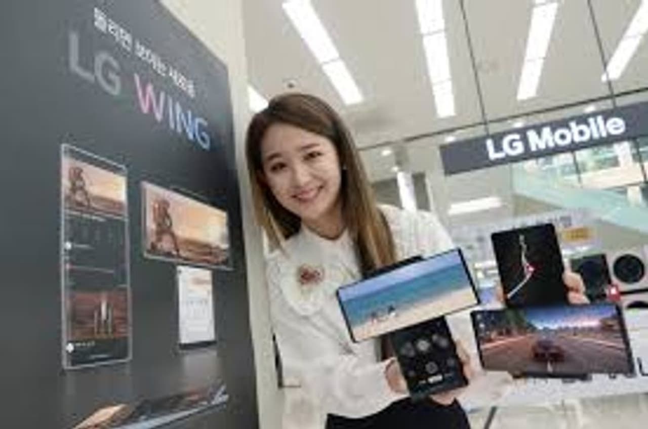 <p>స్మార్ట్ ఫోన్ వ్యాపారం &nbsp;సేల్స్ పై జర్మనీకి చెందిన వోక్స్ వేగన్, వియత్నాం &nbsp;వింగ్రూప్ జెఎస్సి అనే రెండు సంస్థలతో ఎల్‌జి &nbsp;చర్చలు విచ్ఛిన్నమయ్యాయి. ఈ చర్చలు విఫలమవడంతో మొత్తం మొబైల్ కమ్యూనికేషన్ వ్యాపారాన్నే మూసివేయాలని ఎల్‌జీ నిర్ణయించుకుంది.</p>