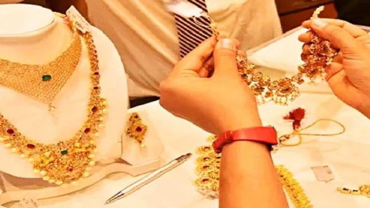 <p>ఈ ఏడాది పెళ్లిళ్ల సీజన్ మొదలౌతోంది. మొన్నటి వరకు మూఢాలు.. మంచి ముహూర్తాలు ఏమీ లేకపోవడంతో.. చాలా మంది పెళ్లి కన్ఫామ్ అయినా.. మంచి ముహూర్తాల కోసం వెయిట్ చేశారు. ఈ నెలాఖరు నుంచి మంచి ముహూర్తాలు ప్రారంభం కావడంతో.. పెళ్లికి సంబంధించిన షాపింగ్ మొదలుపెడుతున్నారు.</p> <p>ఈ ఏడాది పెళ్లిళ్ల సీజన్ మొదలౌతోంది. మొన్నటి వరకు మూఢాలు.. మంచి ముహూర్తాలు ఏమీ లేకపోవడంతో.. చాలా మంది పెళ్లి కన్ఫామ్ అయినా.. మంచి ముహూర్తాల కోసం వెయిట్ చేశారు. ఈ నెలాఖరు నుంచి మంచి ముహూర్తాలు ప్రారంభం కావడంతో.. పెళ్లికి సంబంధించిన షాపింగ్ మొదలుపెడుతున్నారు.</p>