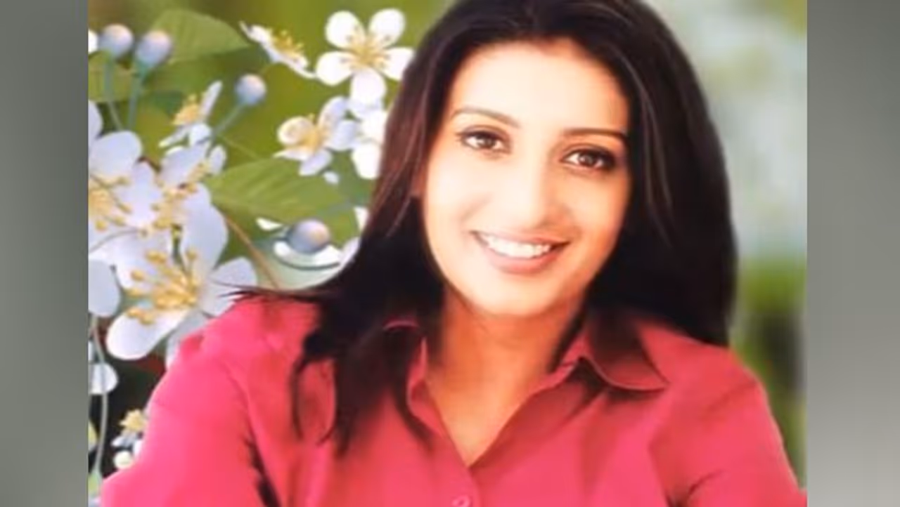 <p>1998ರಲ್ಲಿ ಮಿಸ್ ಇಂಡಿಯಾ ಸ್ಪರ್ಧೆಯಲ್ಲಿ ಭಾಗವಹಿಸಿದ್ದು, ಸ್ಮೃತಿ ಕುಟುಂಬಕ್ಕೇ ತಿಳಿದಿರಲಿಲ್ಲ. ಅವರ ಲುಕ್ ಯಾವುದೇ ಮಾಡೆಲ್ಗೆ ಮ್ಯಾಚ್ ಆಗದ ಕಾರಣ ಸ್ಪರ್ಧೆಗೆ ಶಾರ್ಟ್ ಲಿಸ್ಟ್ ಆದಾಗ ತುಂಬಾ ಆಶ್ಚರ್ಯವಾಗಿತ್ತು. ನಂತರ ಫೈನಲ್ಗಾಗಿ ಮುಂಬೈಗೆ ಬಂದರು ಎಂಬ ವಿಷಯವನ್ನು ಸ್ಮೃತಿ ಇಂಟರ್ವ್ಯೂವ್ವೊಂದರಲ್ಲಿ ಹೇಳಿಕೊಂಡಿದ್ದರು.<br /> </p> <p>1998ರಲ್ಲಿ ಮಿಸ್ ಇಂಡಿಯಾ ಸ್ಪರ್ಧೆಯಲ್ಲಿ ಭಾಗವಹಿಸಿದ್ದು, ಸ್ಮೃತಿ ಕುಟುಂಬಕ್ಕೇ ತಿಳಿದಿರಲಿಲ್ಲ. ಅವರ ಲುಕ್ ಯಾವುದೇ ಮಾಡೆಲ್ಗೆ ಮ್ಯಾಚ್ ಆಗದ ಕಾರಣ ಸ್ಪರ್ಧೆಗೆ ಶಾರ್ಟ್ ಲಿಸ್ಟ್ ಆದಾಗ ತುಂಬಾ ಆಶ್ಚರ್ಯವಾಗಿತ್ತು. ನಂತರ ಫೈನಲ್ಗಾಗಿ ಮುಂಬೈಗೆ ಬಂದರು ಎಂಬ ವಿಷಯವನ್ನು ಸ್ಮೃತಿ ಇಂಟರ್ವ್ಯೂವ್ವೊಂದರಲ್ಲಿ ಹೇಳಿಕೊಂಡಿದ್ದರು.<br /> </p>