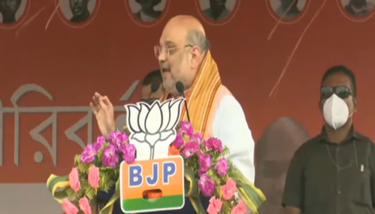 <p>Attacking the TMC government, Amit Shah said, “Mamata Banerjee and her government did not allow the aid sent by Prime Minister Modi to reach the people of Bengal during their crisis.”<br />&nbsp;</p>