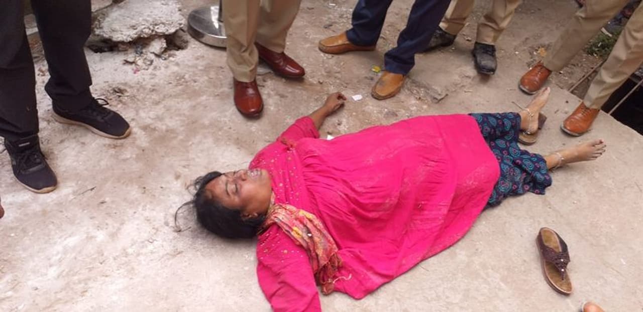 కరీంనగర్: జిల్లా కోర్టు ఎదుటగల బస్టాప్ వెనుక డ్రైనేజీలో ఓ యువతిని మృతదేహాం కలకలం రేపింది. అనుమానాస్పద రీతిలో డ్రైనేజీ కాలువలో యువతి మృతదేహాన్ని గుర్తించిన స్థానికులు పోలీసులకు సమాచారం అందించారు. కరీంనగర్: జిల్లా కోర్టు ఎదుటగల బస్టాప్ వెనుక డ్రైనేజీలో ఓ యువతిని మృతదేహాం కలకలం రేపింది. అనుమానాస్పద రీతిలో డ్రైనేజీ కాలువలో యువతి మృతదేహాన్ని గుర్తించిన స్థానికులు పోలీసులకు సమాచారం అందించారు.