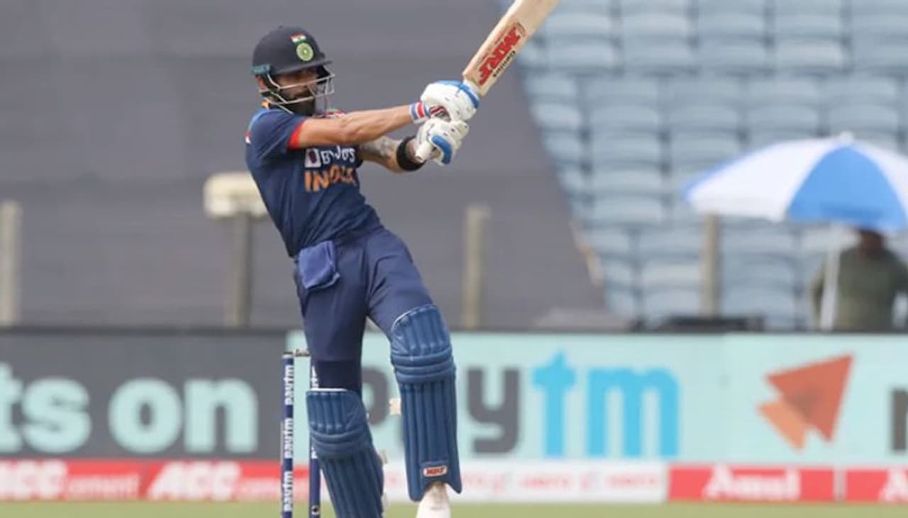 <p>స్వదేశంలో పది వేల పరుగులు పూర్తి చేసుకున్న విరాట్ కోహ్లీ, సచిన్ టెండూల్కర్ (స్వదేశంలో 14192 పరుగులు) తర్వాత ఈ ఫీట్ సాధించిన రెండో భారత క్రికెటర్గా నిలిచాడు...</p> <p>స్వదేశంలో పది వేల పరుగులు పూర్తి చేసుకున్న విరాట్ కోహ్లీ, సచిన్ టెండూల్కర్ (స్వదేశంలో 14192 పరుగులు) తర్వాత ఈ ఫీట్ సాధించిన రెండో భారత క్రికెటర్గా నిలిచాడు...</p>