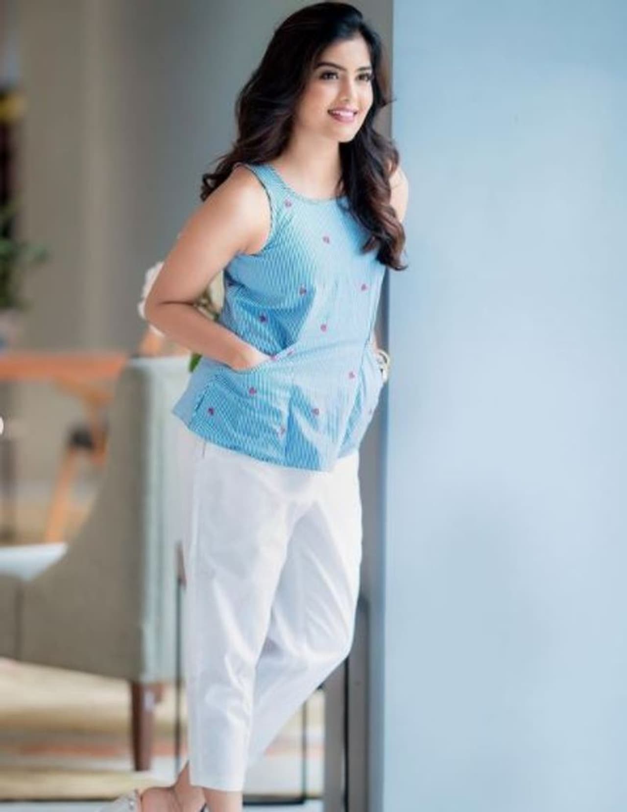 <p>பாக்கெட்டில் கை வைத்து கொண்டு படு கூல் போஸ்&nbsp;</p>